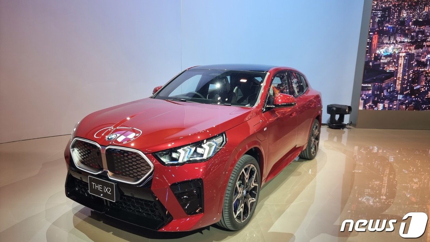 본문 이미지 - 지난해 10월 도쿄모빌리티쇼에서 전시 중인 BMW iX2. ⓒ News1 DB