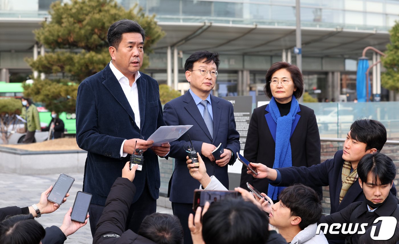 본문 이미지 - 강청희 전 의협 부회장(왼쪽)과 권칠승 더불어민주당 수석대변인(가운데)이 3일 서울 종로구 서울대병원에서 이재명 더불어민주당 대표의 피습 관련 치료 경과 상태에 브리핑을 하고 있다. 2024.1.3/뉴스1 ⓒ News1 김성진 기자