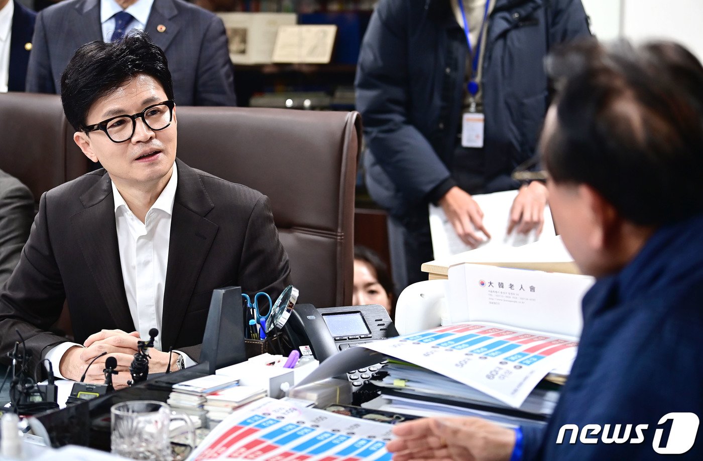 본문 이미지 - 한동훈 국민의힘 비상대책위원장이 3일 오후 서울 용산구 대한노인회 중앙회를 방문해 김호일 대한노인회장에게 민경우 전 비대위원의 '노인 비하' 발언 논란을 사과후 면담을 하고 있다. 2024.1.3/뉴스1 ⓒ News1 국회사진취재단