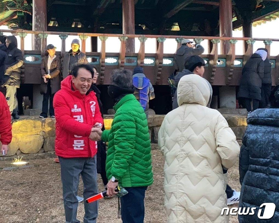 권 예비후보가 1일 동래구 북장대에서 지역민을 만나고 있다&#40;권 예비후보 제공&#41;