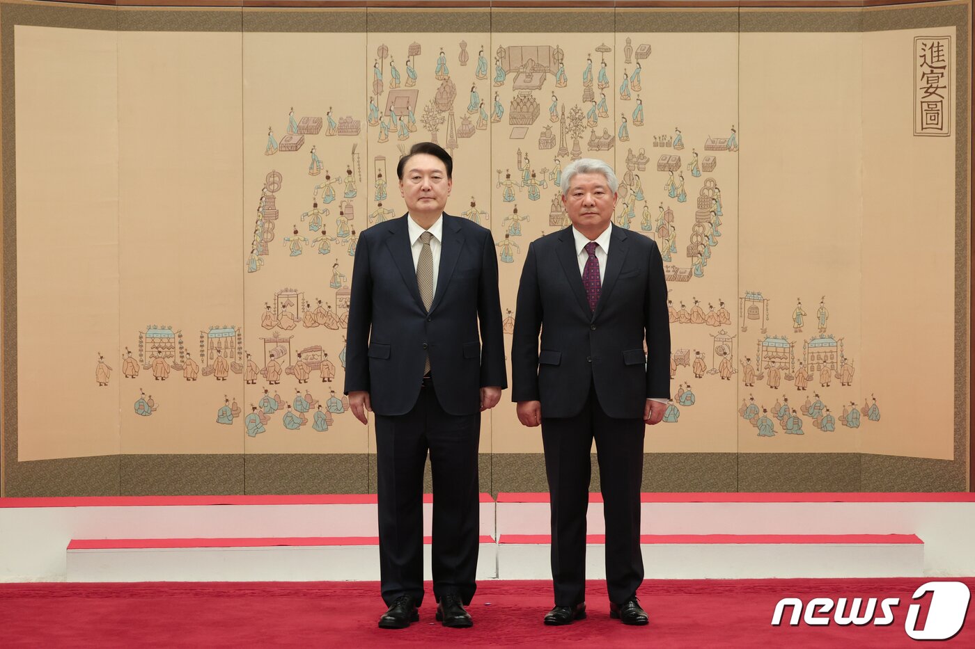 윤석열 대통령이 3일 용산 대통령실 청사에서 김홍일 방송통신위원장에게 임명장을 수여한 후 기념촬영을 하고 있다. &#40;대통령실 제공&#41; 2024.1.3/뉴스1 ⓒ News1 오대일 기자