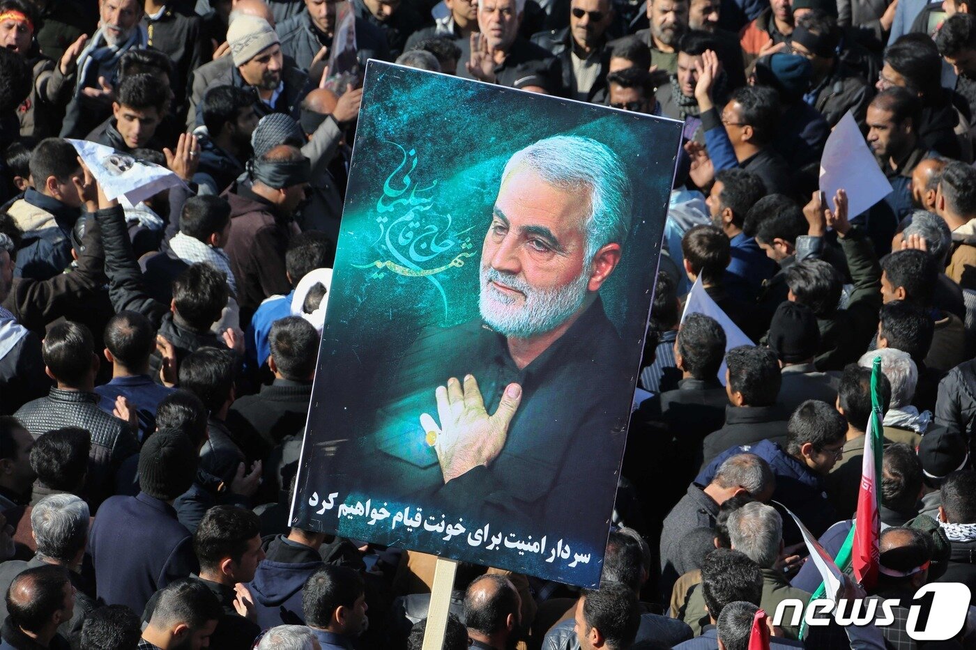 본문 이미지 - 3일(현지시간) 이란 남동부 케르만시에서 열린 이란 혁명수비대(IRGC) 가셈 솔레이마니 사령관의 추모 행사에서 폭발 사고로 최소 73명이 숨졌다. 사진은 2020년 솔레이마니가 미군 드론 공격에 숨진 뒤 열린 추모행사의 모습. 2020.01.07/ ⓒ AFP=뉴스1 ⓒ News1 박재하 기자