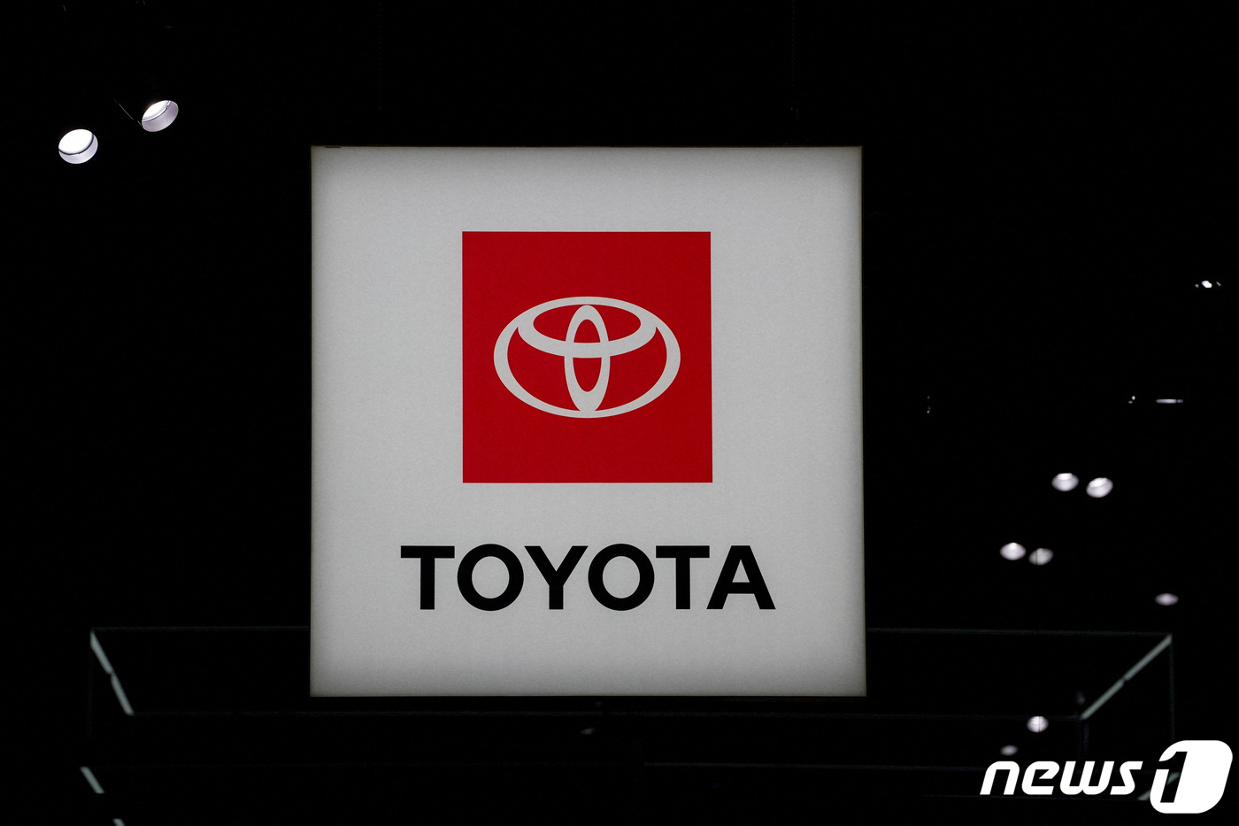 (뉴욕시티 로이터=뉴스1) 강민경 기자 = 2023년 4월 미국 뉴욕 맨해튼에서 개최된 뉴욕 국제자동차쇼의 토요타 부스에 설치된 로고. 2023.4.5ⓒ 로이터=뉴스1