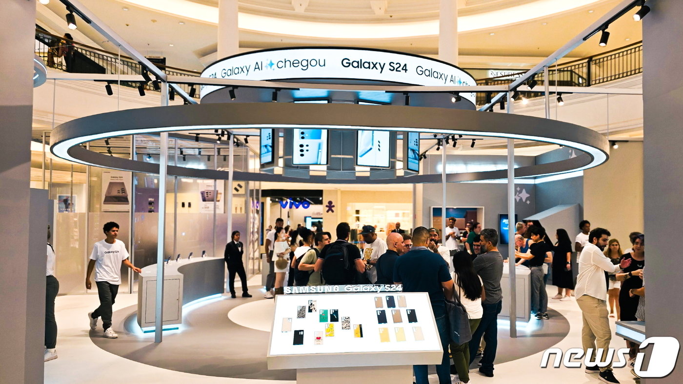 본문 이미지 - 삼성전자가 오는 31일부터 '갤럭시 S24 시리즈'를 전세계 주요 국가에서 출시한다고 30일 밝혔다. 17일(현지시간) 브라질 상파울루에 위치한 '갤럭시 S24 시리즈' 체험 공간에서 현지 소비자들이 제품을 체험하고 있다. (삼성전자 제공) 2024.1.30/뉴스1