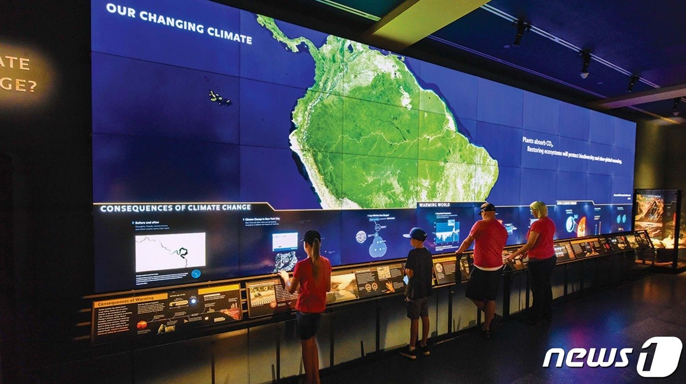 본문 이미지 - 미국 자연사박물관 지구관(Hall of Planet Earth)에 설치된 '기후 벽'에서 시민들이 기후변화를 학습하고 있다. 지구관은 '희망관'(HoPE)이라는 별명을 가지고 있다. (자연사박물관 홈페이지) ⓒ 뉴스1