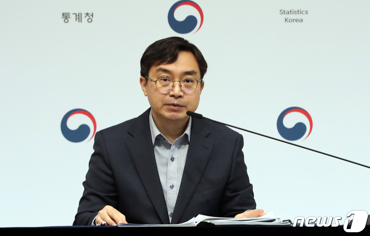 (세종=뉴스1) 김기남 기자 = 통게청 임영일 인구동향과장이 30일 세종시 정부세종청사에서 2023년 국내인구이동통계 결과를 발표하고 있다.국내인구이동통계는 읍면동에 접수된 전입신 …