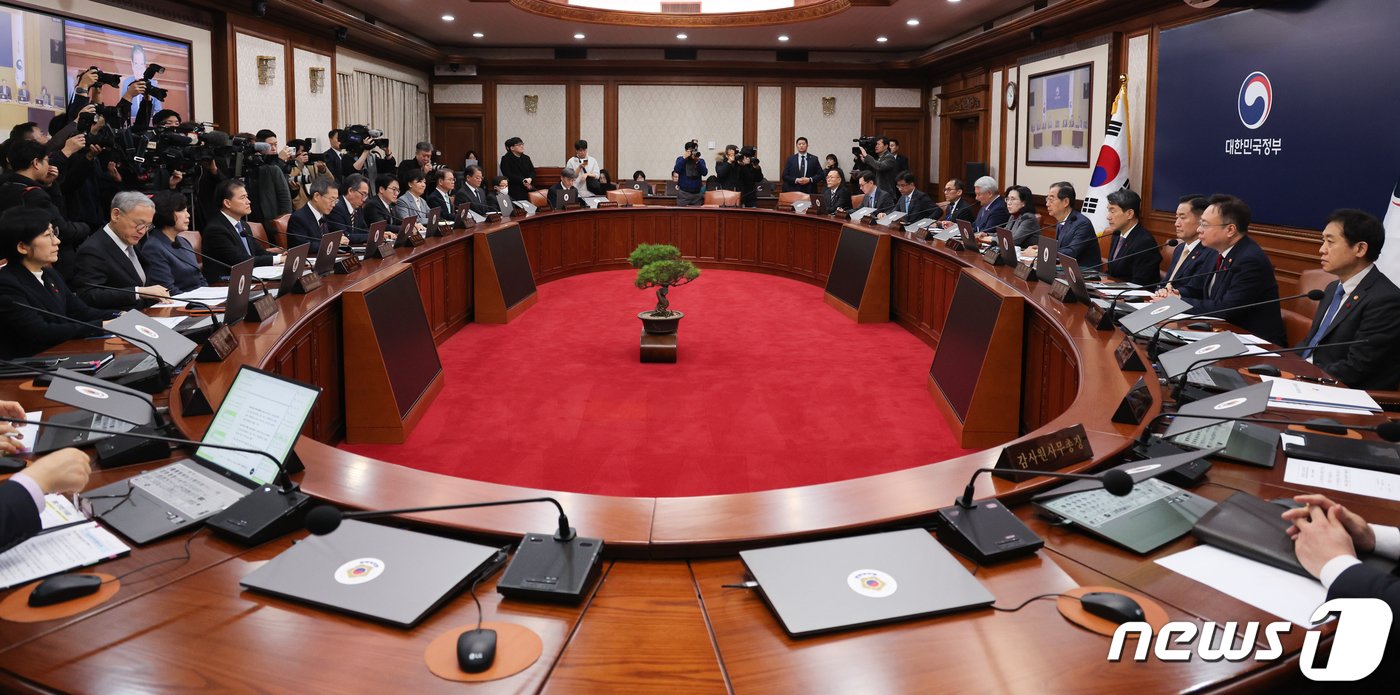 한덕수 국무총리가 30일 서울 종로구 정부서울청사에서 열린 국무회의에서 모두발언을 하고 있다. 2024.1.30/뉴스1 ⓒ News1 허경 기자