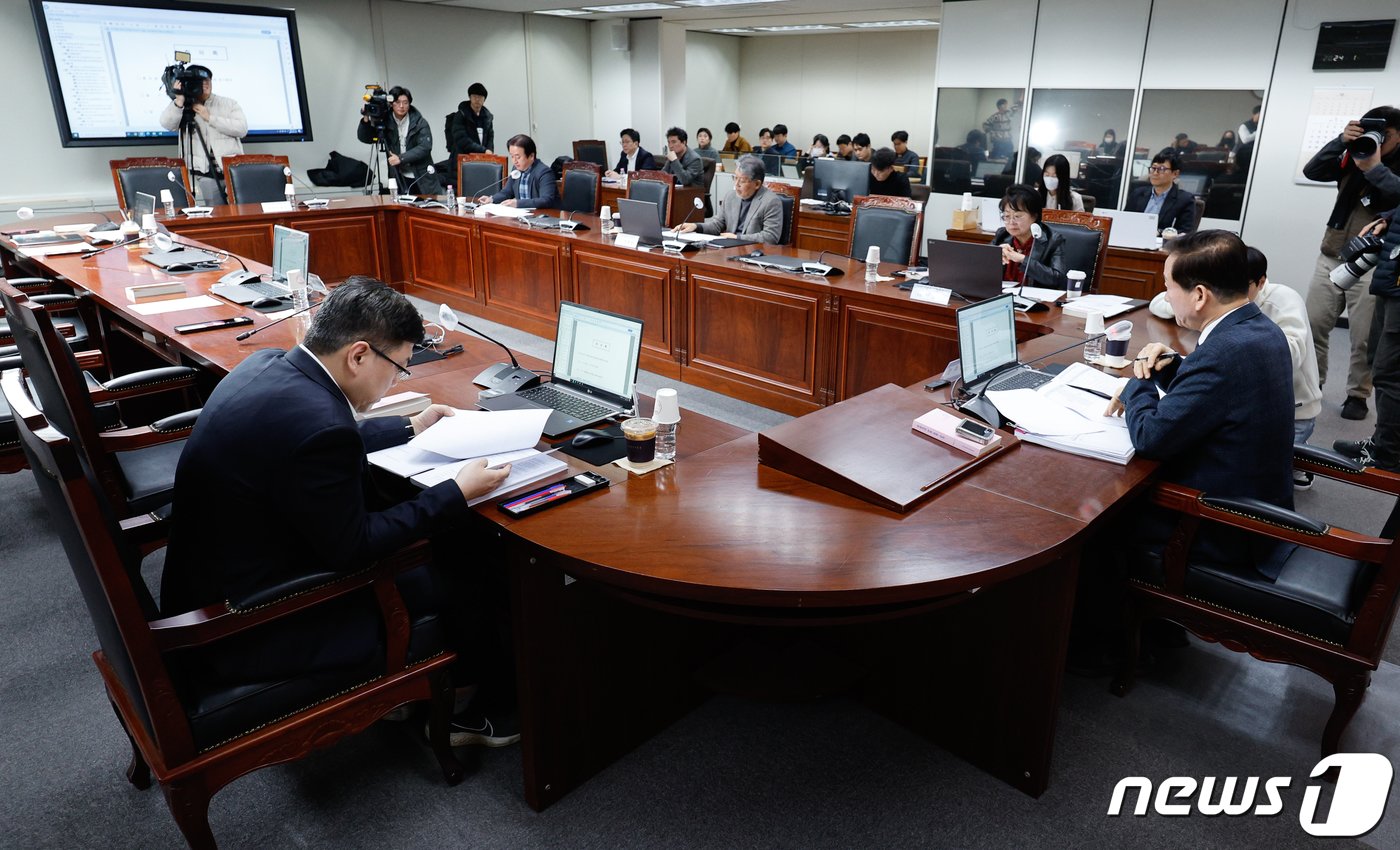 본문 이미지 - 류희림 방송통신심의위원회 위원장이 30일 오전 서울 양천구 방심위에서 열린 제3차 방송심의소위원회 임시회의에서 MBC 바이든-날리면 보도 심의 등 주요 안건에 대한 설명을 듣고 있다. 2024.1.30/뉴스1 ⓒ News1 안은나 기자
