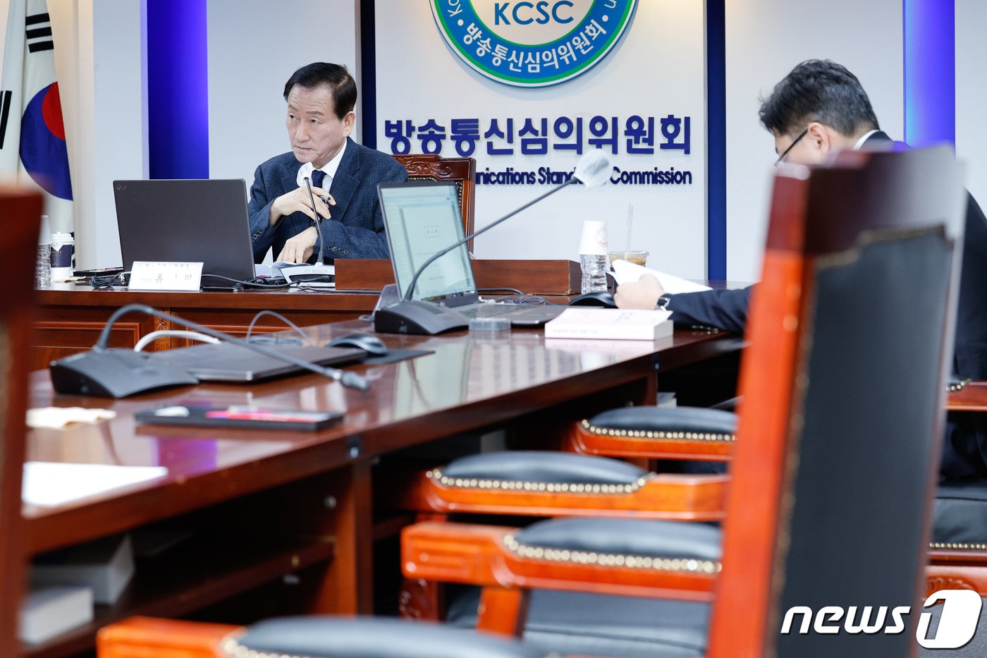 본문 이미지 - 류희림 방송통신심의위원회 위원장이 30일 오전 서울 양천구 방심위에서 열린 제3차 방송심의소위원회 임시회의에서 MBC 바이든-날리면 보도 심의 등 주요 안건에 대한 설명을 듣는 가운데 야권 추천 윤성옥 위원의 자리가 비어있다. 2024.1.30/뉴스1 ⓒ News1 안은나 기자