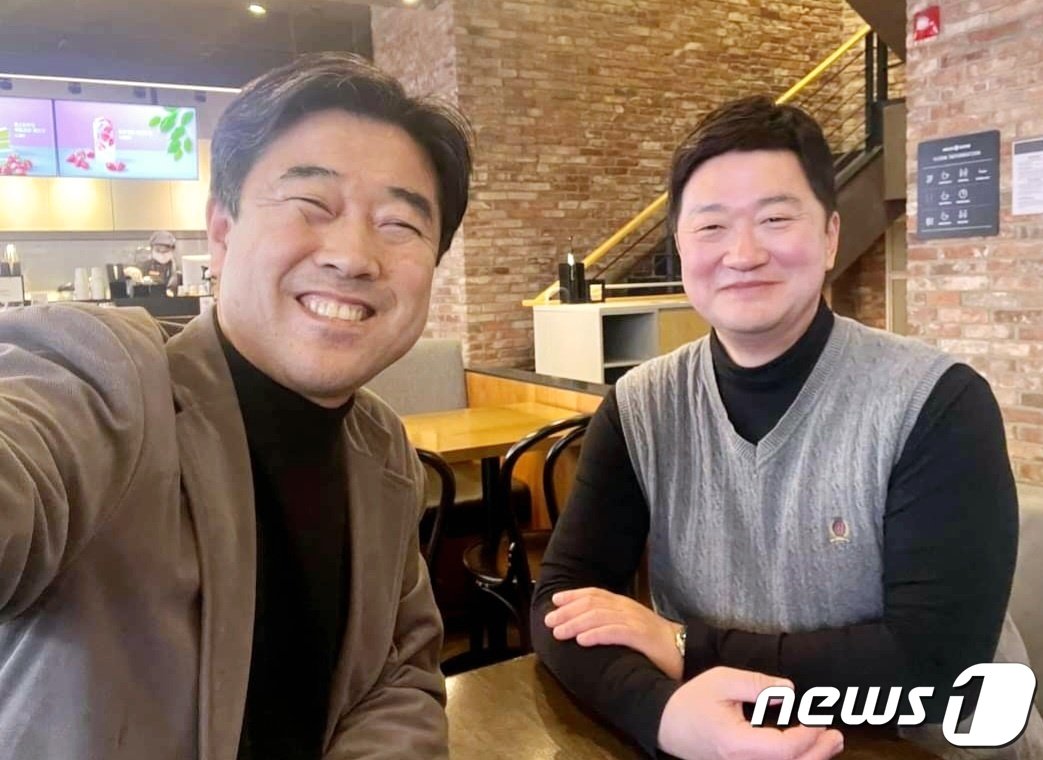 본문 이미지 - 개혁신당의 4·10 총선 대구지역 선거구 출마 예정자들의 윤곽이 점차 드러나고 있다. 사진은 대구 수성구을 지역구 출마 예정자인 조대원 대구시당위원장(오른쪽)과 황영헌 대구 북구을 예비후보. (황영헌 예비후보 페이스북 갈무리)/뉴스1