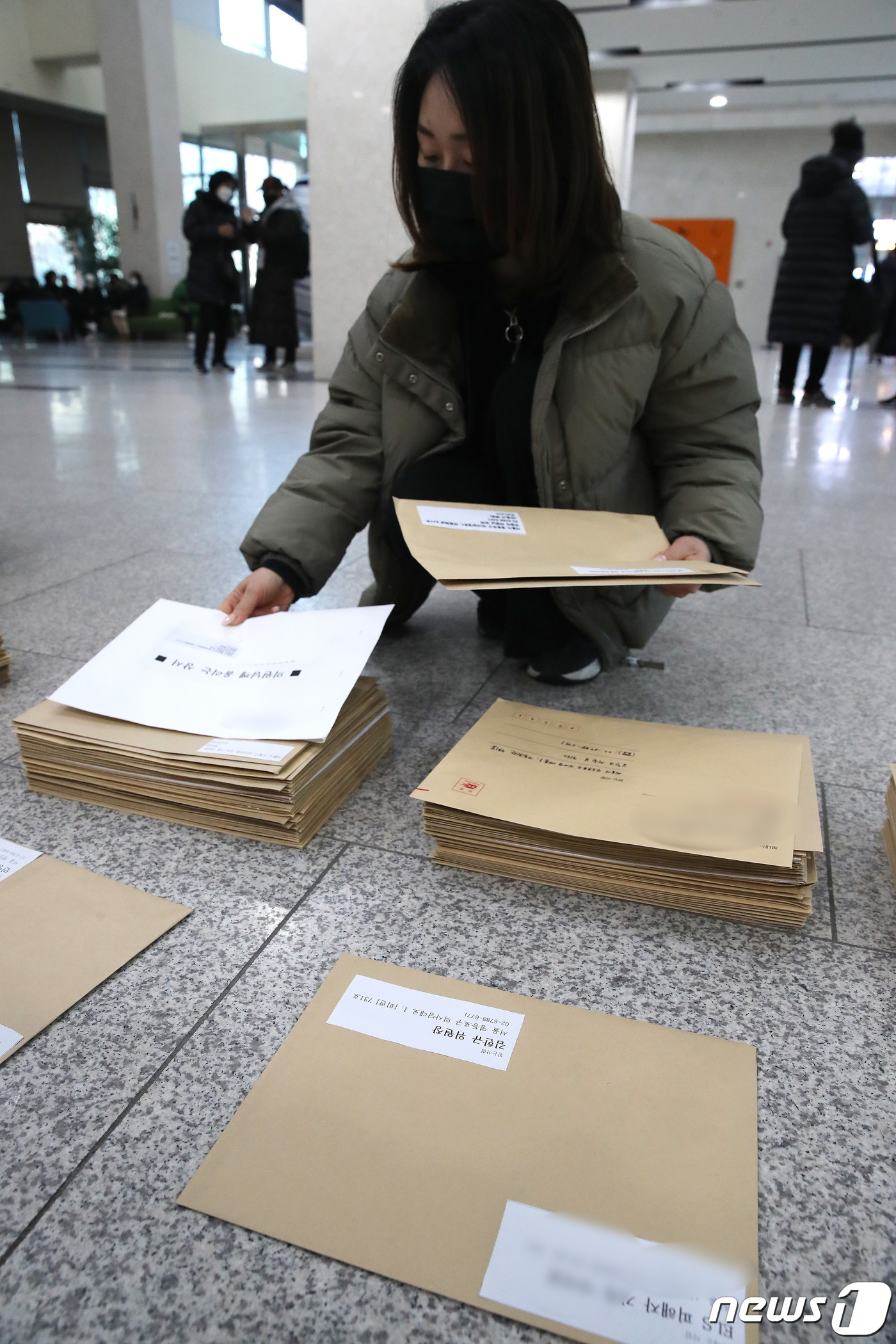 (서울=뉴스1) 임세영 기자 = 홍콩 지수 기반 ELS 피해자 모임 관계자들이 30일 오전 서울 여의도 국회 소통관에서 국회의원들에게 보낼 탄원서를 정리하고 있다. 2024.1.3 …