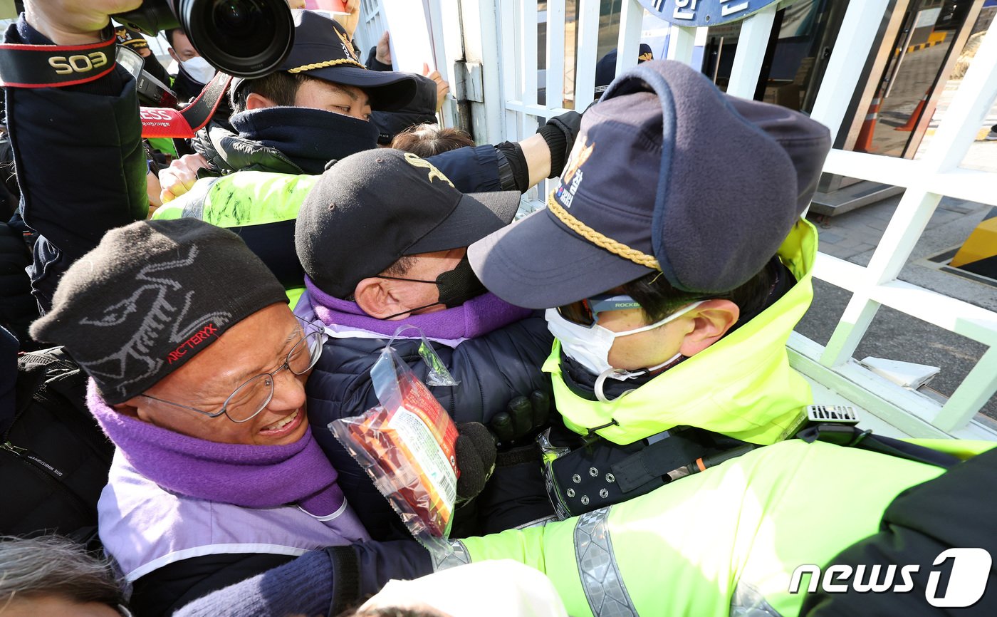 10.29 이태원 참사 유가족들이 30일 오전 서울 종로구 정부서울청사 앞에서 이태원참사 특별법 공포 촉구 및 거부권 반대 기자회견을 하던 중 국무회의에서 특별법 거부권이 의결되자 경찰과 충돌하고 있다. 2024.1.30/뉴스1 ⓒ News1 장수영 기자