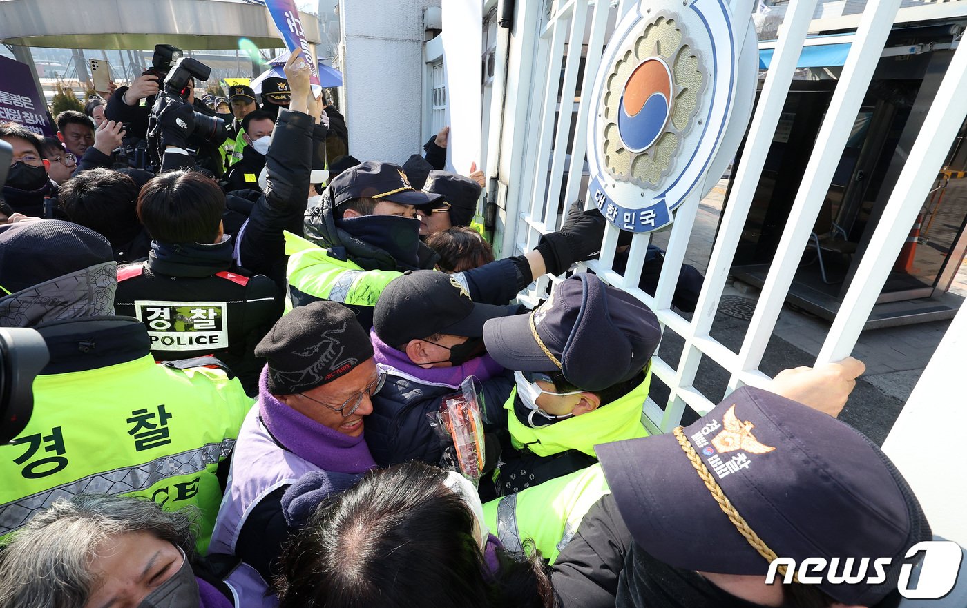 10.29 이태원 참사 유가족들이 30일 오전 서울 종로구 정부서울청사 앞에서 이태원참사 특별법 공포 촉구 및 거부권 반대 기자회견을 하던 중 국무회의에서 특별법 거부권이 의결되자 경찰과 충돌하고 있다. 2024.1.30/뉴스1 ⓒ News1 장수영 기자