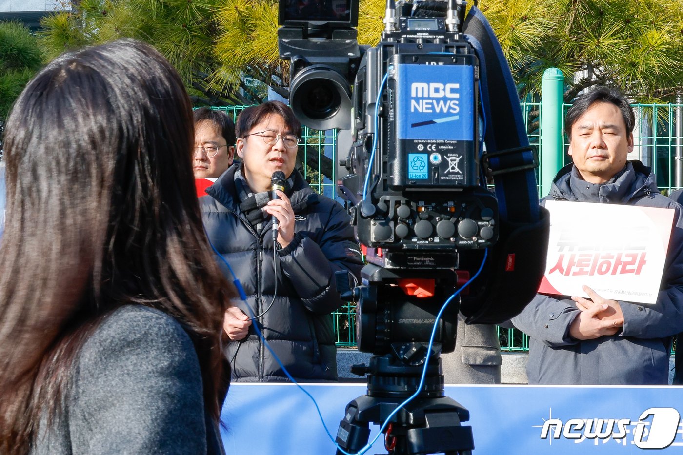 본문 이미지 - MBC 바이든-날리면 보도 심의 등을 위한 제3차 방송심의소위원회 임시회의가 열린 30일 서울 양천구 방송통신심의위원회 앞에서 이호찬 언론노조 MBC본부장이 방심위 규탄 기자회견 발언을 하고 있다. 2024.1.30/뉴스1 ⓒ News1 안은나 기자