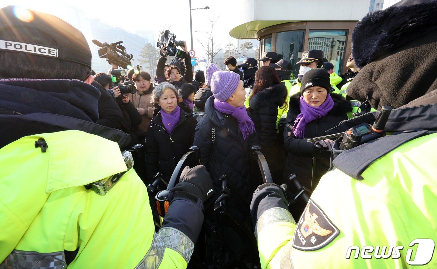 본문 이미지 - 10.29 이태원 참사 유가족들이 30일 오전 서울 종로구 정부서울청사 앞에서 이태원참사 특별법 공포 촉구 및 거부권 반대 이어말하기 기자회견 장소를 놓고 경찰과 갈등을 빚고 있다. 2024.1.30/뉴스1 ⓒ News1 장수영 기자