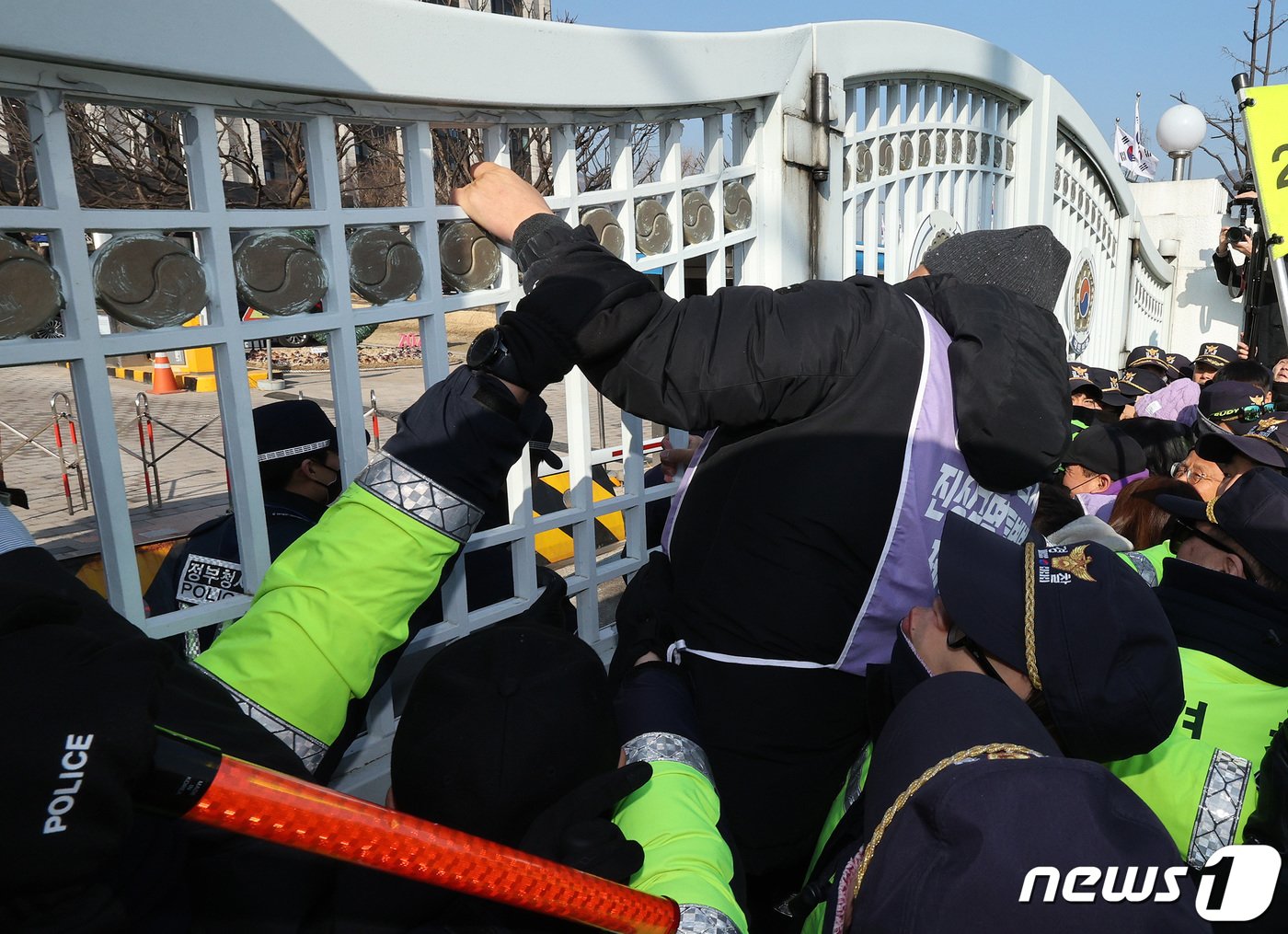 본문 이미지 - 10.29 이태원 참사 유가족들이 30일 오전 서울 종로구 정부서울청사 앞에서 이태원참사 특별법 공포 촉구 및 거부권 반대 기자회견을 하던 중 국무회의에서 특별법 거부권이 의결되자 경찰과 충돌하고 있다. 2024.1.30/뉴스1 ⓒ News1 장수영 기자