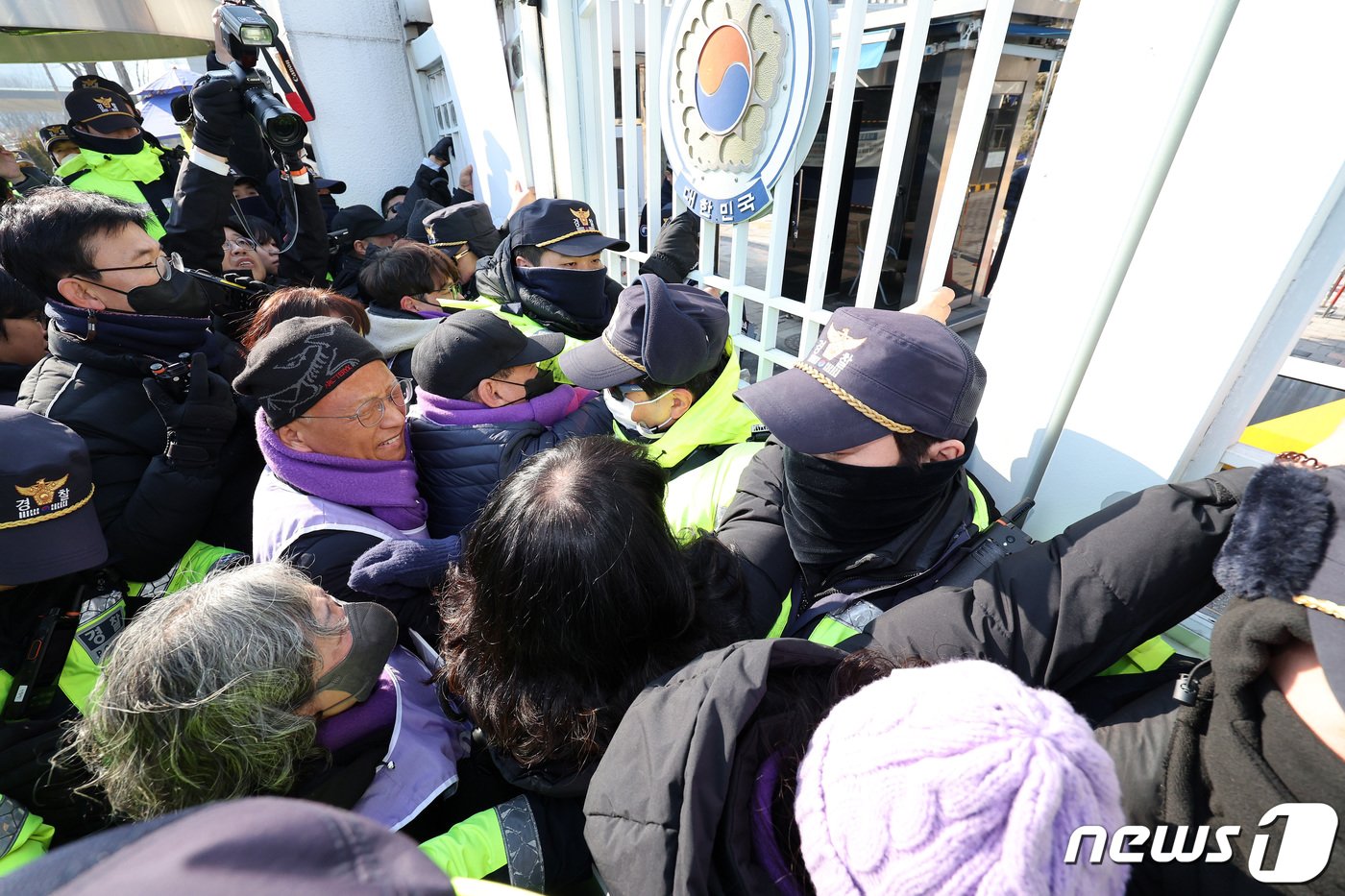 본문 이미지 - 10.29 이태원 참사 유가족들이 30일 오전 서울 종로구 정부서울청사 앞에서 이태원참사 특별법 공포 촉구 및 거부권 반대 기자회견을 하던 중 국무회의에서 특별법 거부권이 의결되자 경찰과 충돌하고 있다. 2024.1.30/뉴스1 ⓒ News1 장수영 기자