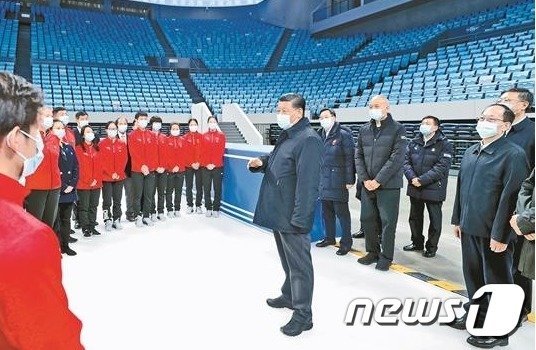 시진핑 중국 국가주석이 베이징 동계 올림픽 경기장을 방문해 관계자들을 격려하고 있다.&#40;바이두 갈무리&#41;ⓒ 뉴스1