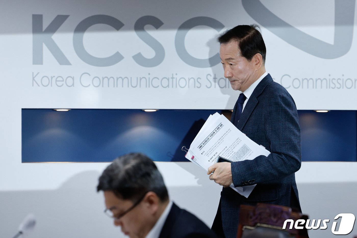 본문 이미지 - 류희림 방송통신심의위원회 위원장이 30일 오전 서울 양천구 방심위에서 MBC 바이든-날리면 보도 심의 등을 위한 제3차 방송심의소위원회 임시회의에 입장하며 관련 서류를 들고 있다. 2024.1.30/뉴스1 ⓒ News1 안은나 기자