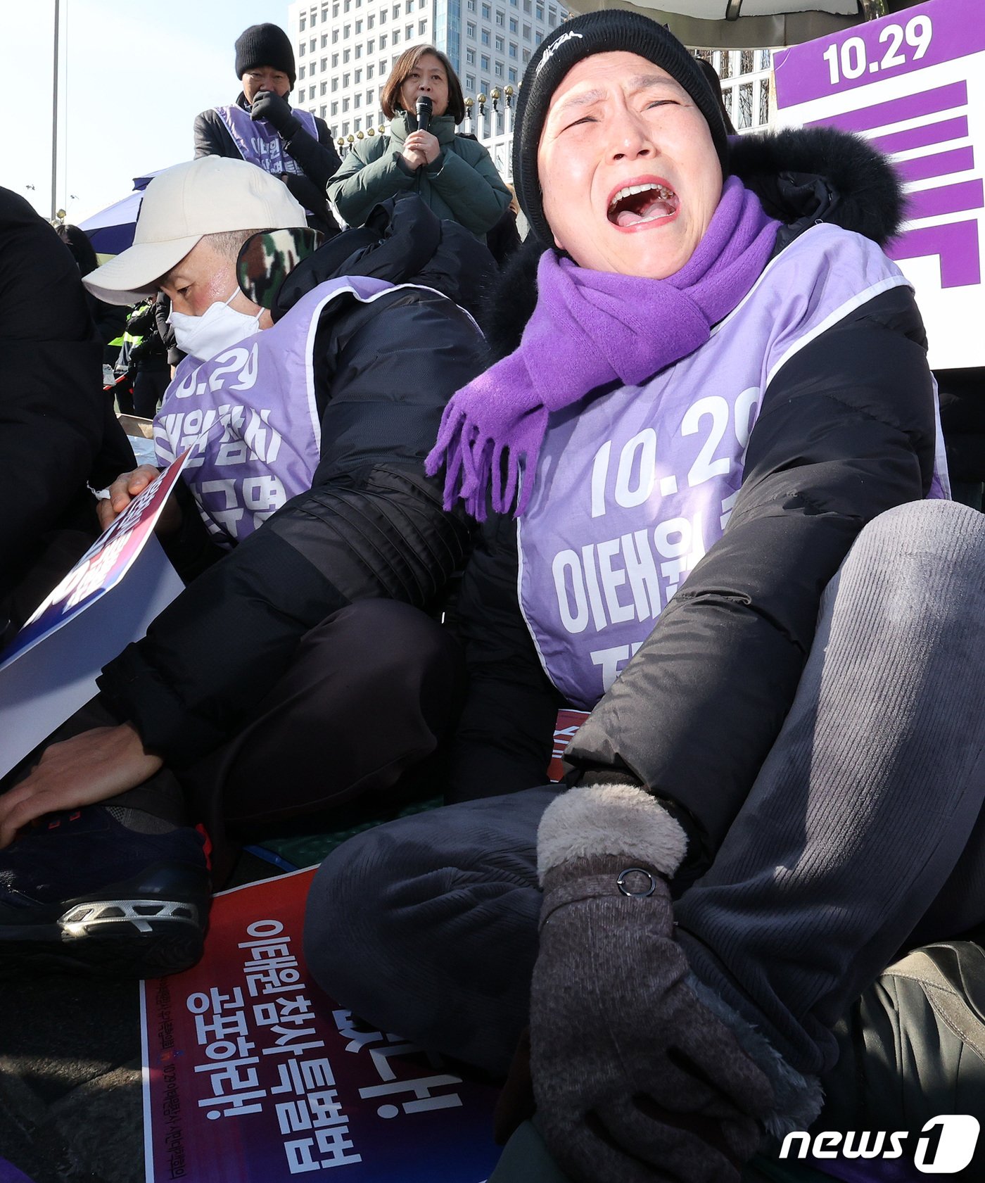 10.29 이태원 참사 유가족들이 30일 오전 서울 종로구 정부서울청사 앞에서 이태원참사 특별법 공포 촉구 및 거부권 반대 기자회견을 하던 중 국무회의에서 특별법 거부권이 의결되자 망연자실해 하고 있다. 2024.1.30/뉴스1 ⓒ News1 장수영 기자