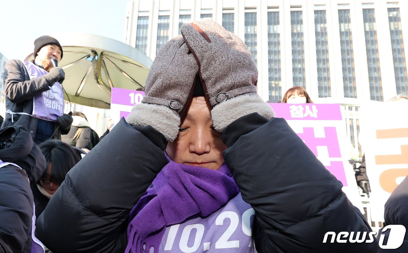 10.29 이태원 참사 유가족들이 30일 오전 서울 종로구 정부서울청사 앞에서 이태원참사 특별법 공포 촉구 및 거부권 반대 이어말하기 기자회견을 하고 있다. 2024.1.30/뉴스1 ⓒ News1 장수영 기자