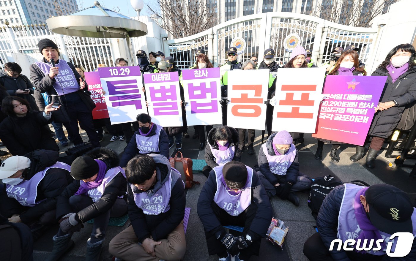 10.29 이태원 참사 유가족들이 30일 오전 서울 종로구 정부서울청사 앞에서 이태원참사 특별법 공포 촉구 및 거부권 반대 이어말하기 기자회견을 하고 있다. 2024.1.30/뉴스1 ⓒ News1 장수영 기자