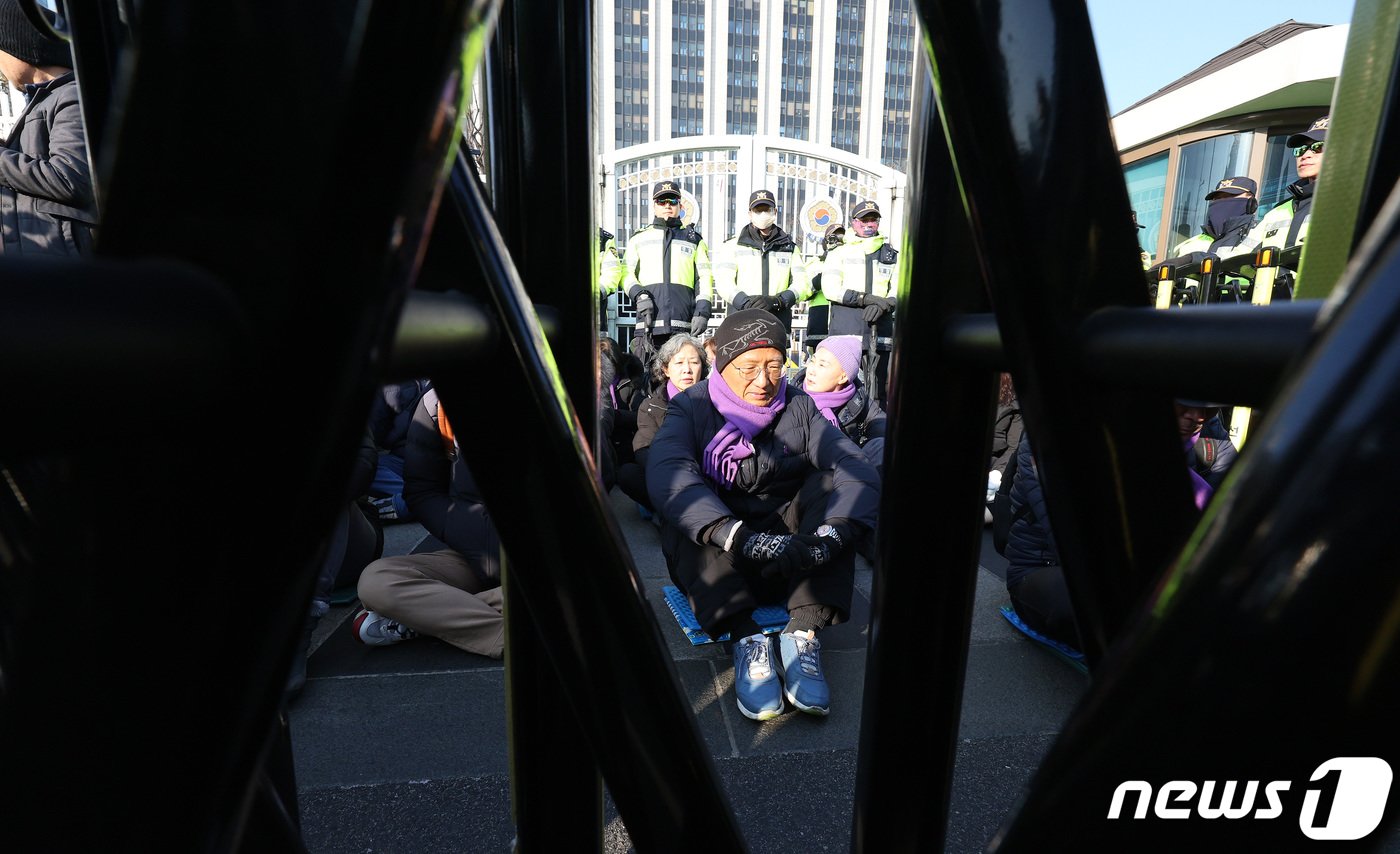 본문 이미지 - 10.29 이태원 참사 유가족들이 30일 오전 서울 종로구 정부서울청사 앞에서 이태원참사 특별법 공포 촉구 및 거부권 반대 이어말하기 기자회견을 하고 있다. 2024.1.30/뉴스1 ⓒ News1 장수영 기자