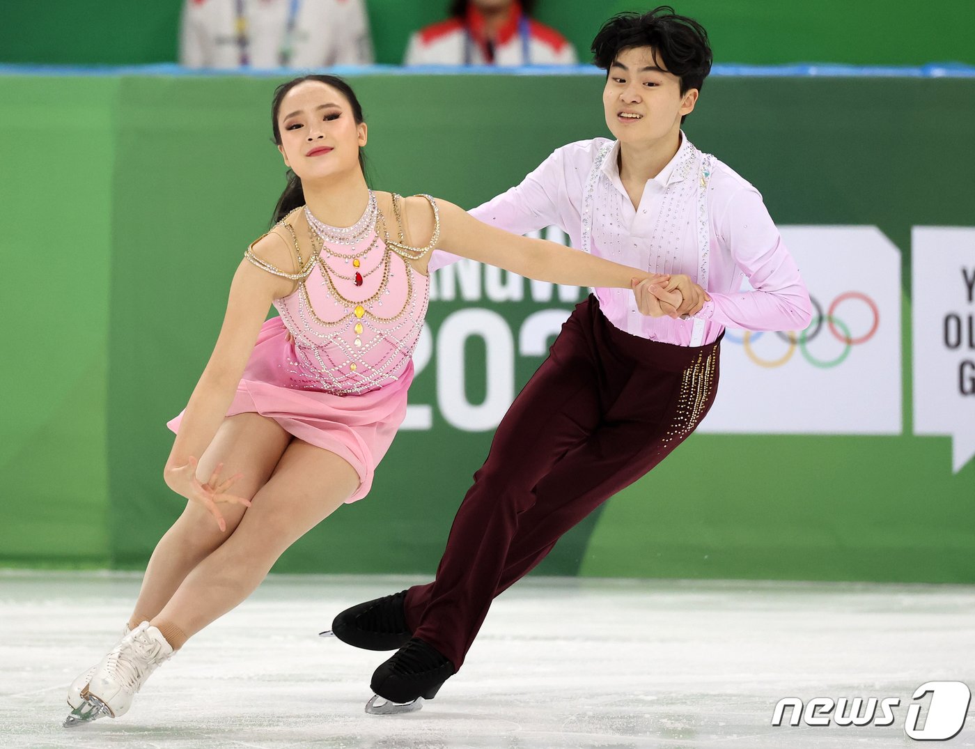 대한민국 아이스댄스 주니어 대표 김지니와 이나무가 30일 오전 강원 강릉 올림픽파크 강릉아이스아레나에서 열린 2024 강원동계청소년올림픽 피겨 스케이팅 아이스 댄스 프리스케이팅에서 아름다운 연기를 펼치고 있다. ⓒ News1 김진환 기자