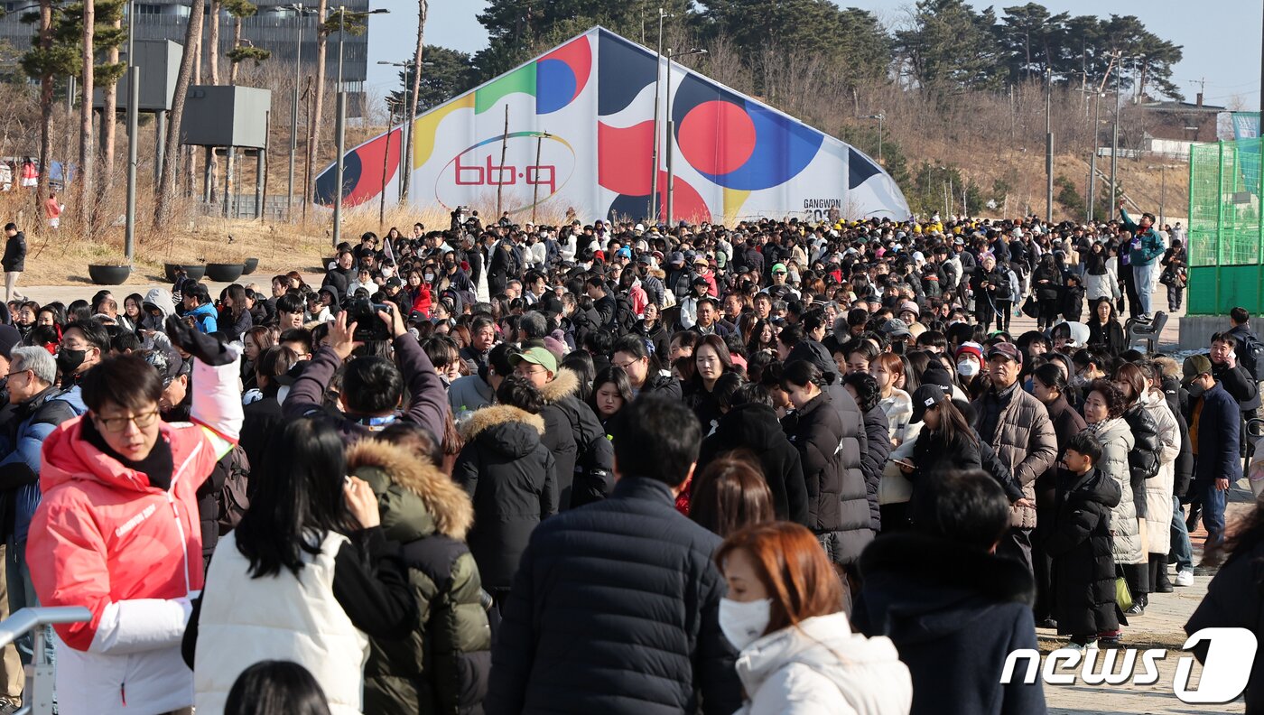 본문 이미지 - 30일 오후 강원 강릉시 아이스아레나 앞에서 관람객들이 2024 강원 동계청소년올림픽 대회 피겨스케이팅 여자 싱글 프리스케이팅 경기 입장을 기다리고 있다. 2024.1.30/뉴스1 ⓒ News1 김진환 기자