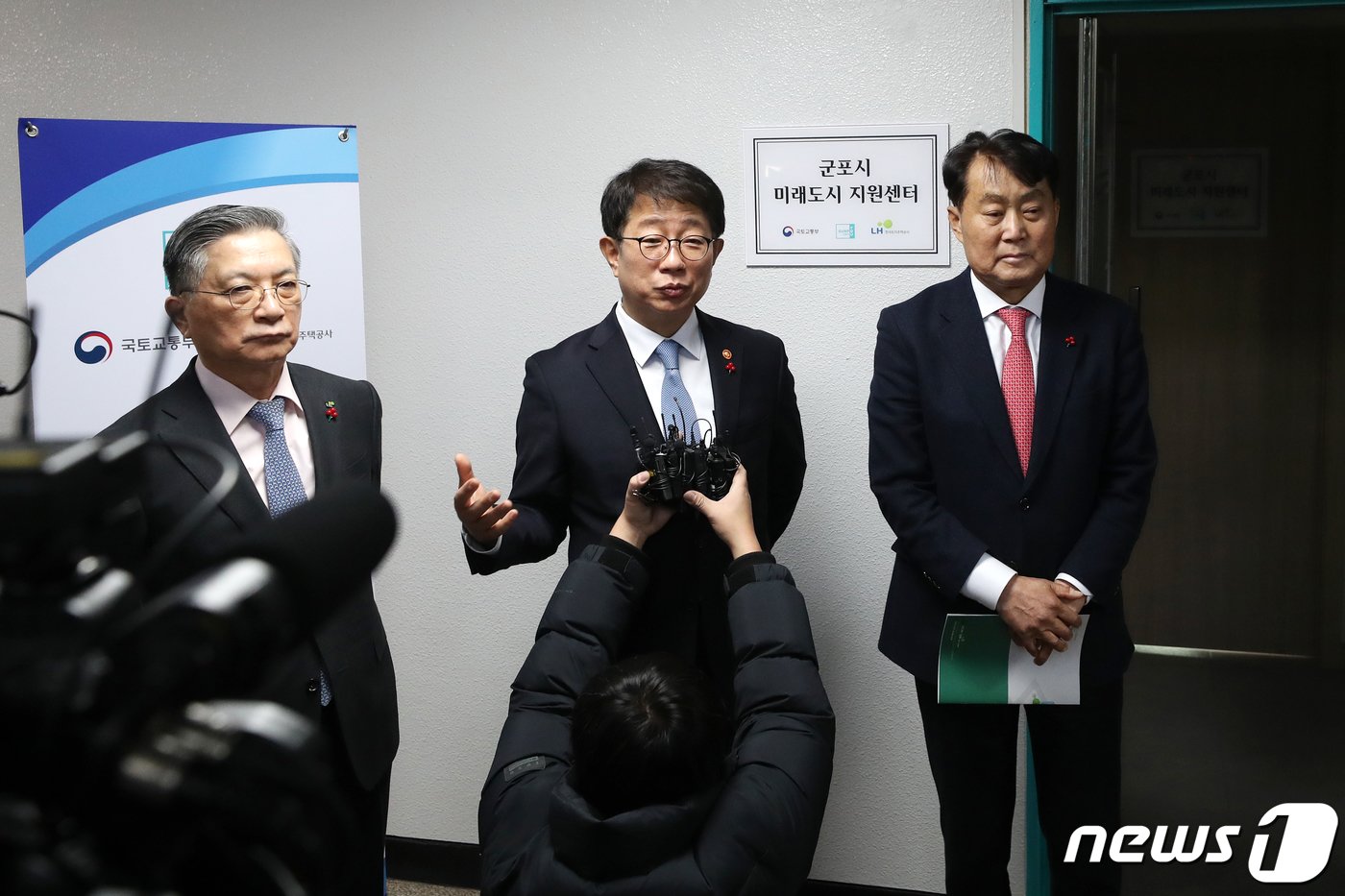 본문 이미지 - 박상우 국토교통부 장관이 30일 오후 경기 군포시청에서 열린 미래도시지원센터 개소식에서 이한준 한국토지주택공사 사장, 하은호 군포 시장 등과 함께 취재진의 질문에 답하고 있다. 국토교통부는 한국토지주택공사(LH)·한국부동산원과 함께 미래도시지원센터를 열고 노후계획도시 정비 특별법에 따른 노후계획도시정비사업과 도시정비법에 따른 재개발·재건축사업 등의 추진 지원을 할 예정이다. 2024.1.30/뉴스1 ⓒ News1 이승배 기자