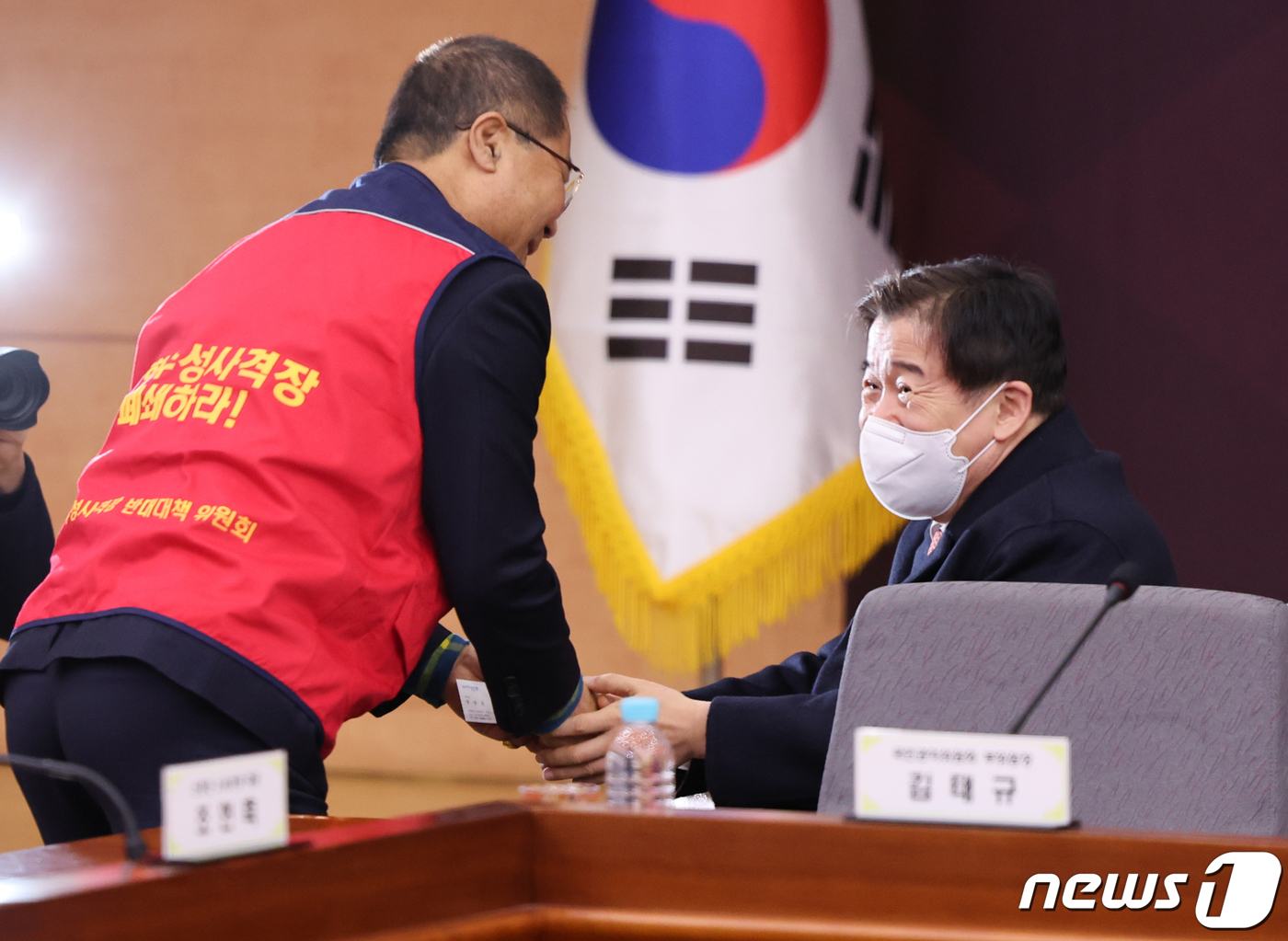 (서울=뉴스1) 허경 기자 = 유철환 국민권익위원장이 30일 서울 종로구 정부서울청사 별관에서 열린 포항 수성사격장 집단민원 해결을 위한 국민권인위원회 현장조정회의에서 조현측 포항 …