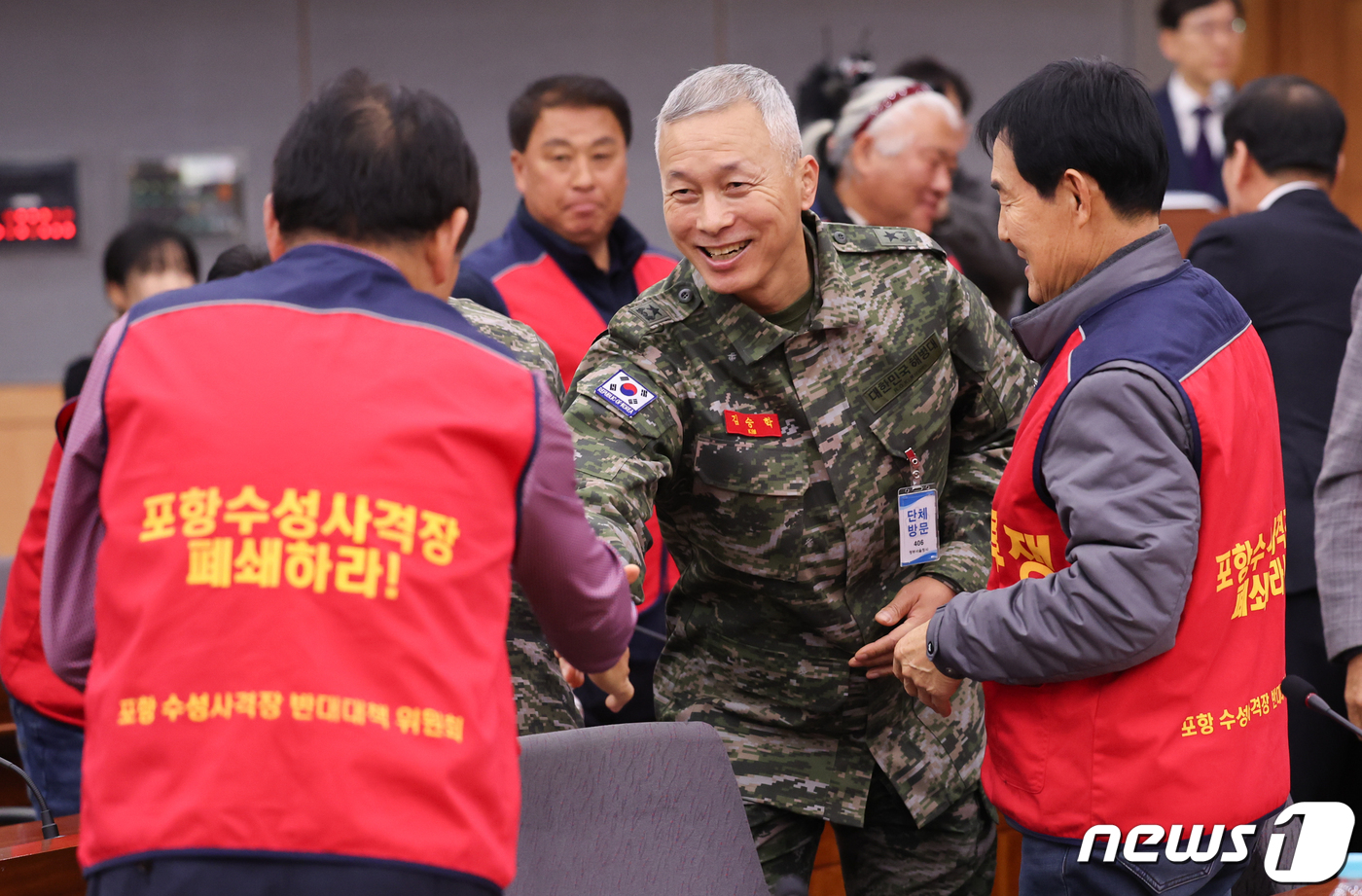 (서울=뉴스1) 허경 기자 = 김승학 해병대사령부 부사령관이 30일 서울 종로구 정부서울청사 별관에서 열린 포항 수성사격장 집단민원 해결을 위한 국민권인위원회 현장조정회의에서 포항 …