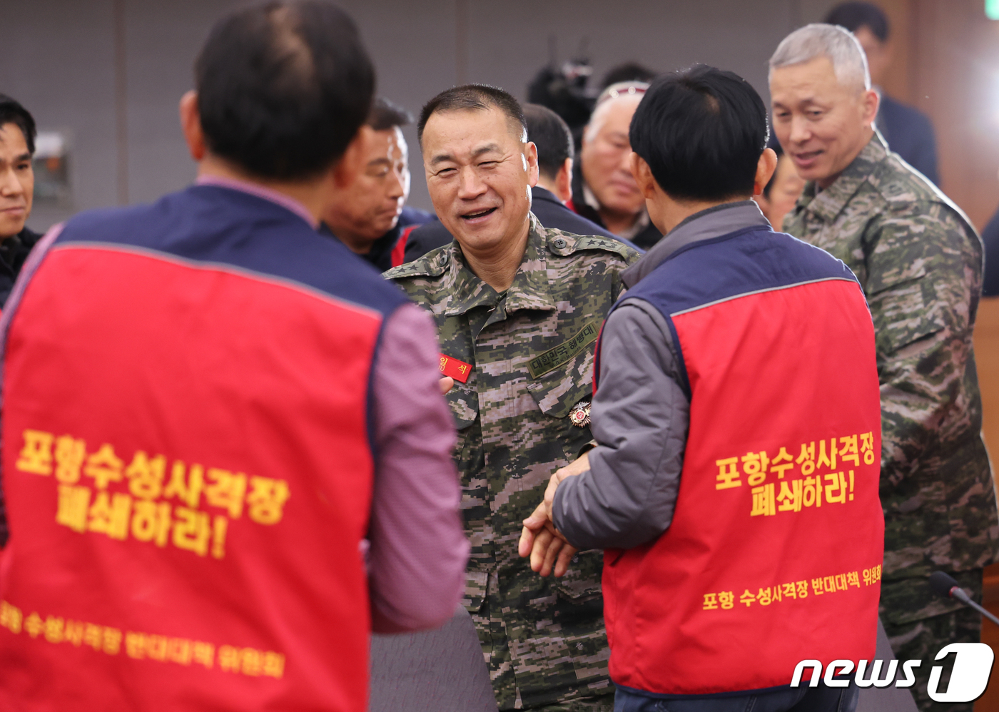 (서울=뉴스1) 허경 기자 = 주일석 해병대 1사단장과 김승학 해병대사령부 부사령관이 30일 서울 종로구 정부서울청사 별관에서 열린 포항 수성사격장 집단민원 해결을 위한 국민권인위 …