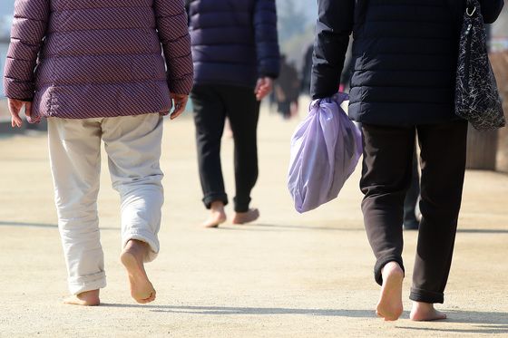 서울에만 100여개 '맨발산책로'…"가이드라인 만들었다"