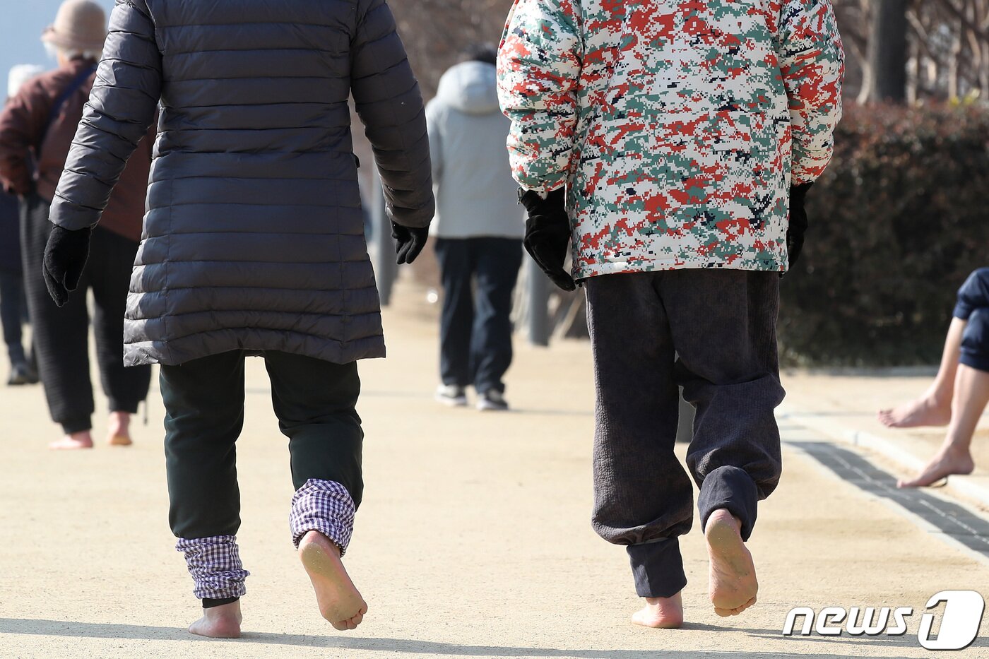 본문 이미지 - 지난 1월 대구 수성못을 찾은 시민들이 산책로를 따라 맨발로 걷고 있다. 2024.1.30/뉴스1 ⓒ News1 공정식 기자