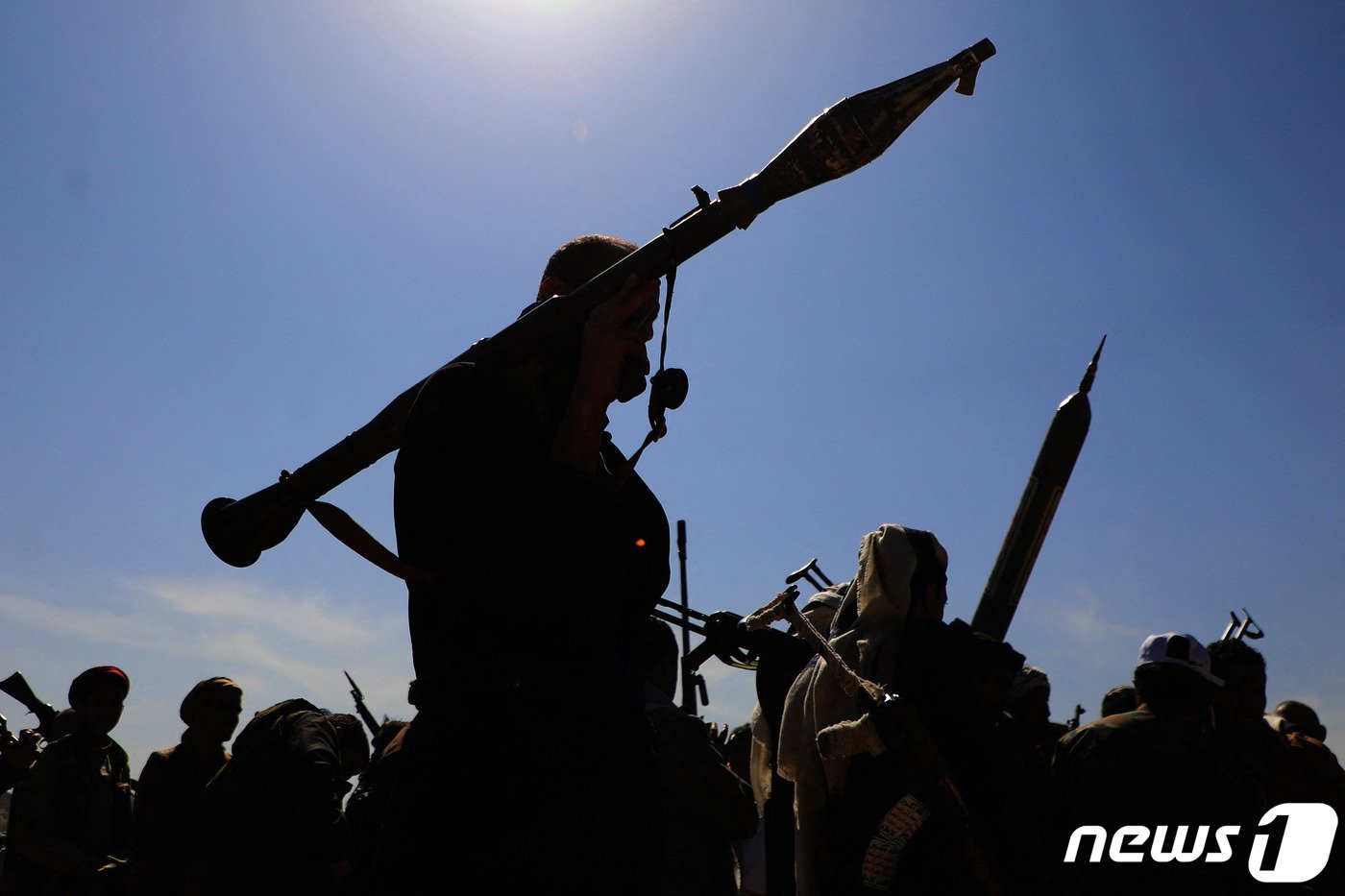 본문 이미지 - 29일(현지시간) 예멘의 수도 사나에서 휴대용 유탄발사기를 어깨에 맨 후티 반군 대원들이 이스라엘과 전쟁 중인 팔레스타인 무장정파 하마스와의 연대를 과시하는 무력 시위를 벌이고 있다. 2024.1.29. ⓒ AFP=뉴스1 ⓒ News1 김성식 기자