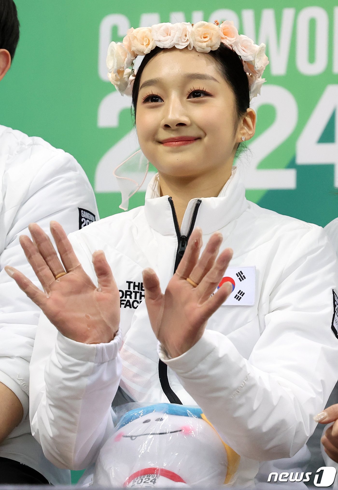 본문 이미지 - 대한민국 피겨의 차세대 간판 신지아가 30일 오후 강원 강릉 올림픽파크 강릉아이스아레나에서 열린 2024 강원동계청소년올림픽 피겨 스케이팅 여자 싱글 프리스케이팅을 마친 뒤 카메라를 향해 포즈를 취하고 있다. 이날 신지아는 프리 스케이팅에서 125.35점을 얻으며 종합 점수 191.83점을 기록했다. 2024.1.30/뉴스1 ⓒ News1 김진환 기자