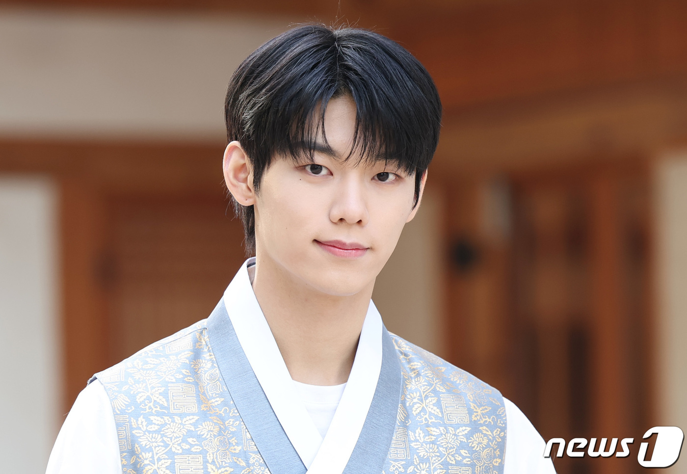 (서울=뉴스1) 박지혜 기자 = 그룹 이븐(EVNNE) 이정현이 서울 종로구 뉴스1 인근에서 열린 인터뷰에 앞서 한복을 곱게 차려입고 포즈를 취하고 있다. 2024.2.10/뉴스1 …