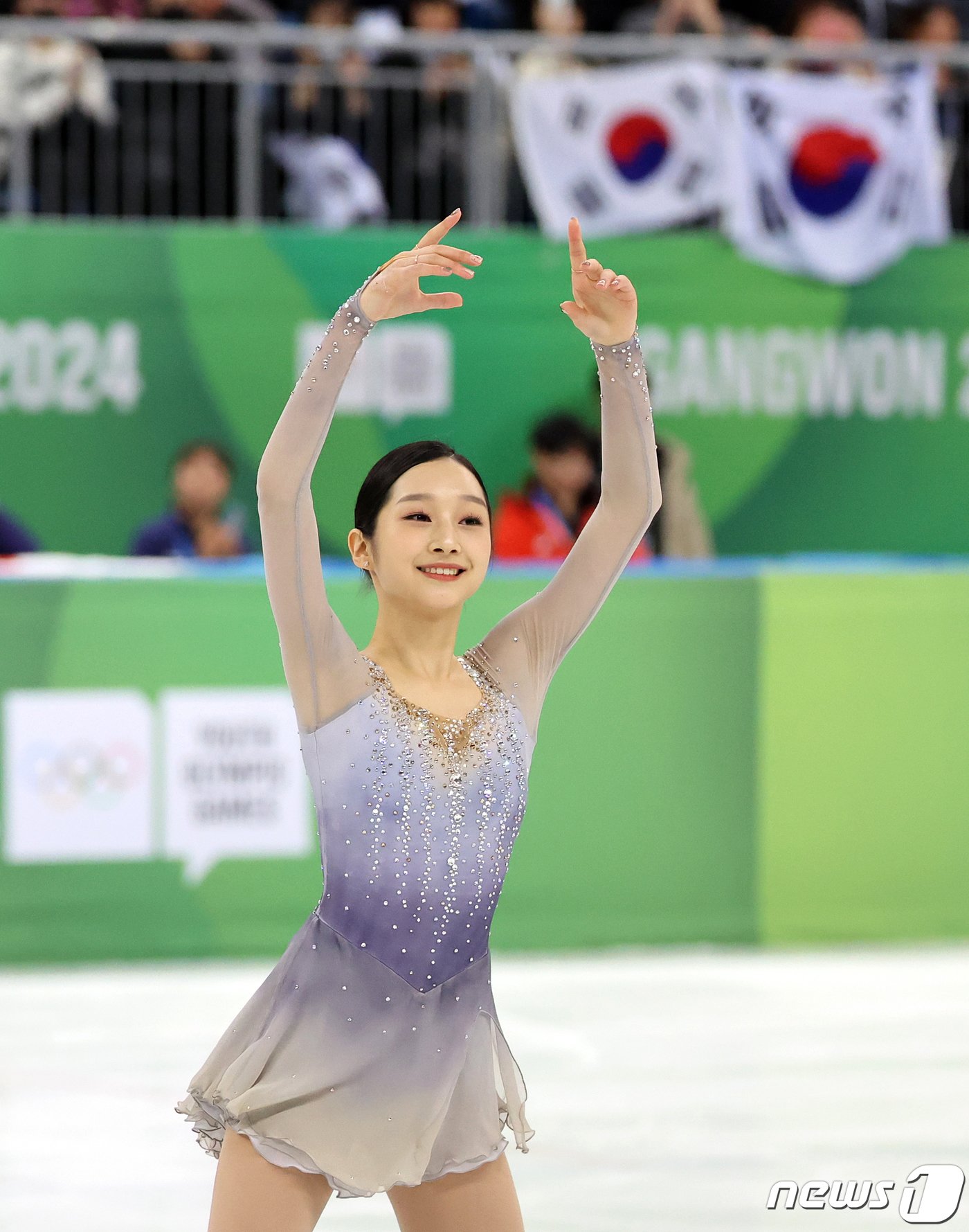 본문 이미지 - 30일 강원 강릉시 아이스아레나에서 열린 2024 강원 동계청소년올림픽 대회 피겨스케이팅 여자 싱글 프리스케이팅 경기에서 은메달을 딴 신지아가 환호하는 관중을 향해 인사하고 있다. 2024.1.30/뉴스1 ⓒ News1 김진환 기자