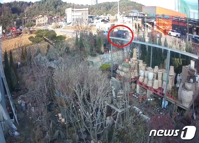 본문 이미지 - CCTV에 찍힌 사고 차량 충돌 전 마지막 주행 당시 모습.(원고 측 제공) 2024.1.29/뉴스1
