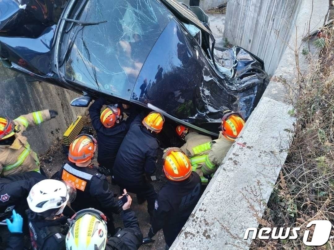 본문 이미지 - 지난 2022년 12월 강원 강릉에서 일어난 차량 급발진 의심사고 현장.(뉴스1 DB)