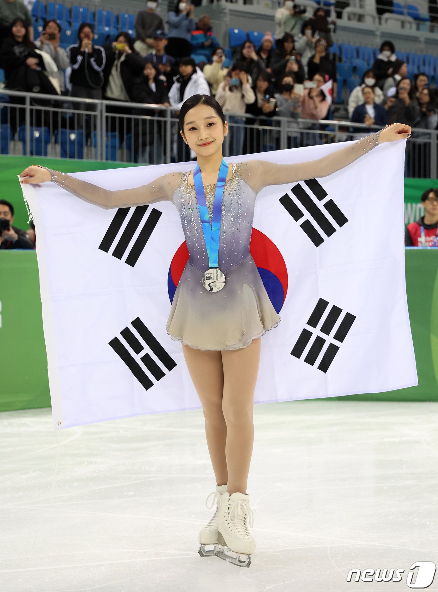 본문 이미지 - 대한민국 피겨의 차세대 간판 신지아가 30일 오후 강원 강릉 올림픽파크 강릉아이스아레나에서 열린 2024 강원동계청소년올림픽 피겨 스케이팅 여자 싱글 프리스케이팅에서 은메달을 획득한 뒤 기념 촬영을 하고 있다. 이날 신지아는 프리 스케이팅에서 125.35점을 얻으며 종합 점수 191.83점을 기록, 일본의 시마다 마오(196.99)에 이어 은메달을 획득했다. 2024.1.30/뉴스1 ⓒ News1 김진환 기자