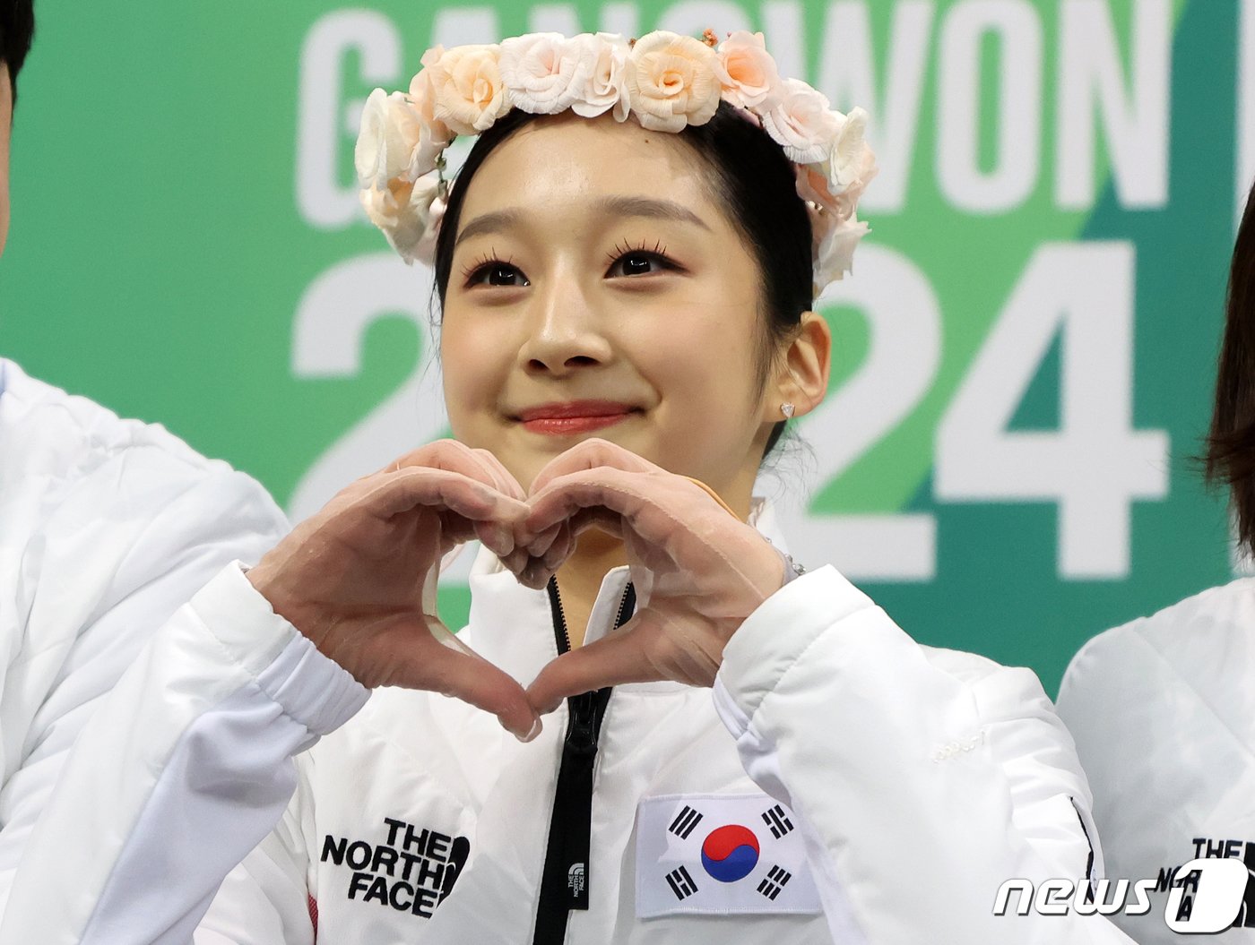 본문 이미지 - 대한민국 피겨의 차세대 간판 신지아가 30일 오후 강원 강릉 올림픽파크 강릉아이스아레나에서 열린 2024 강원동계청소년올림픽 피겨 스케이팅 여자 싱글 프리스케이팅을 마친 뒤 카메라를 향해 포즈를 취하고 있다. 이날 신지아는 프리 스케이팅에서 125.35점을 얻으며 종합 점수 191.83점을 기록, 일본의 시마다 마오(196.99)에 이어 은메달을 획득했다. 2024.1.30/뉴스1 ⓒ News1 김진환 기자