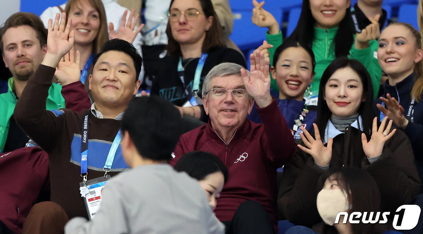 가수 싸이&#40;왼쪽부터&#41;, 토마스 바흐 국제올림픽위원회&#40;IOC&#41; 위원장, &#39;피겨 여왕&#39; 김연아 강원 2024 홍보대사가 30일 오후 강원 강릉 올림픽파크 강릉아이스아레나에서 열린 2024 강원동계청소년올림픽 피겨 스케이팅 여자 싱글 프리스케이팅 경기를 마친 뒤 카메라를 향해 손을 흔들고 있다. 2024.1.30/뉴스1 ⓒ News1 김진환 기자