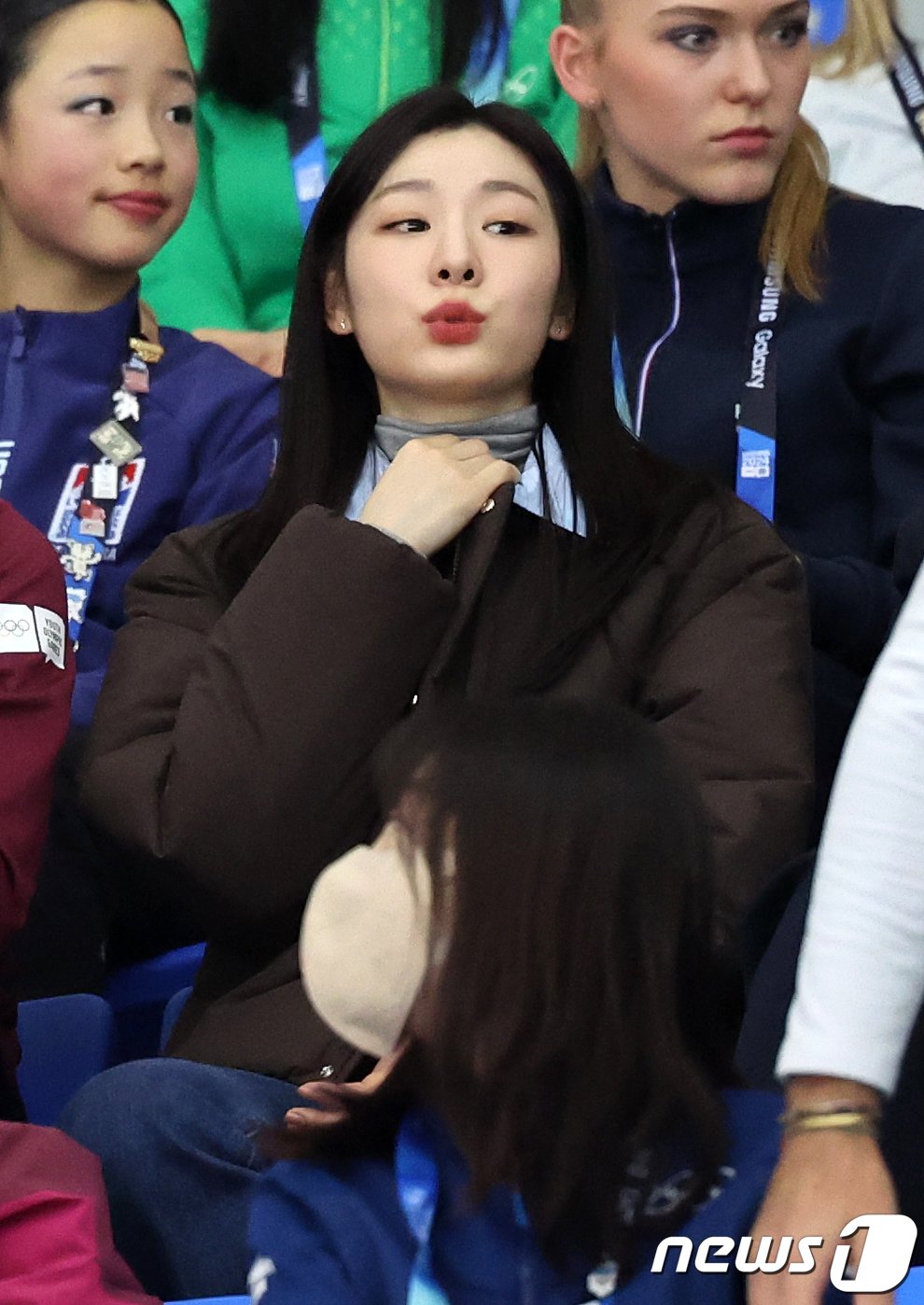 본문 이미지 - 김연아 강원 2024 홍보대사가 30일 오후 강원 강릉 올림픽파크 강릉아이스아레나에(서 열린 2024 강원동계청소년올림픽 피겨 스케이팅 여자 싱글 프리스케이팅 경기를 관전하고 있다. 2024.1.30/뉴스1 ⓒ News1 김진환 기자