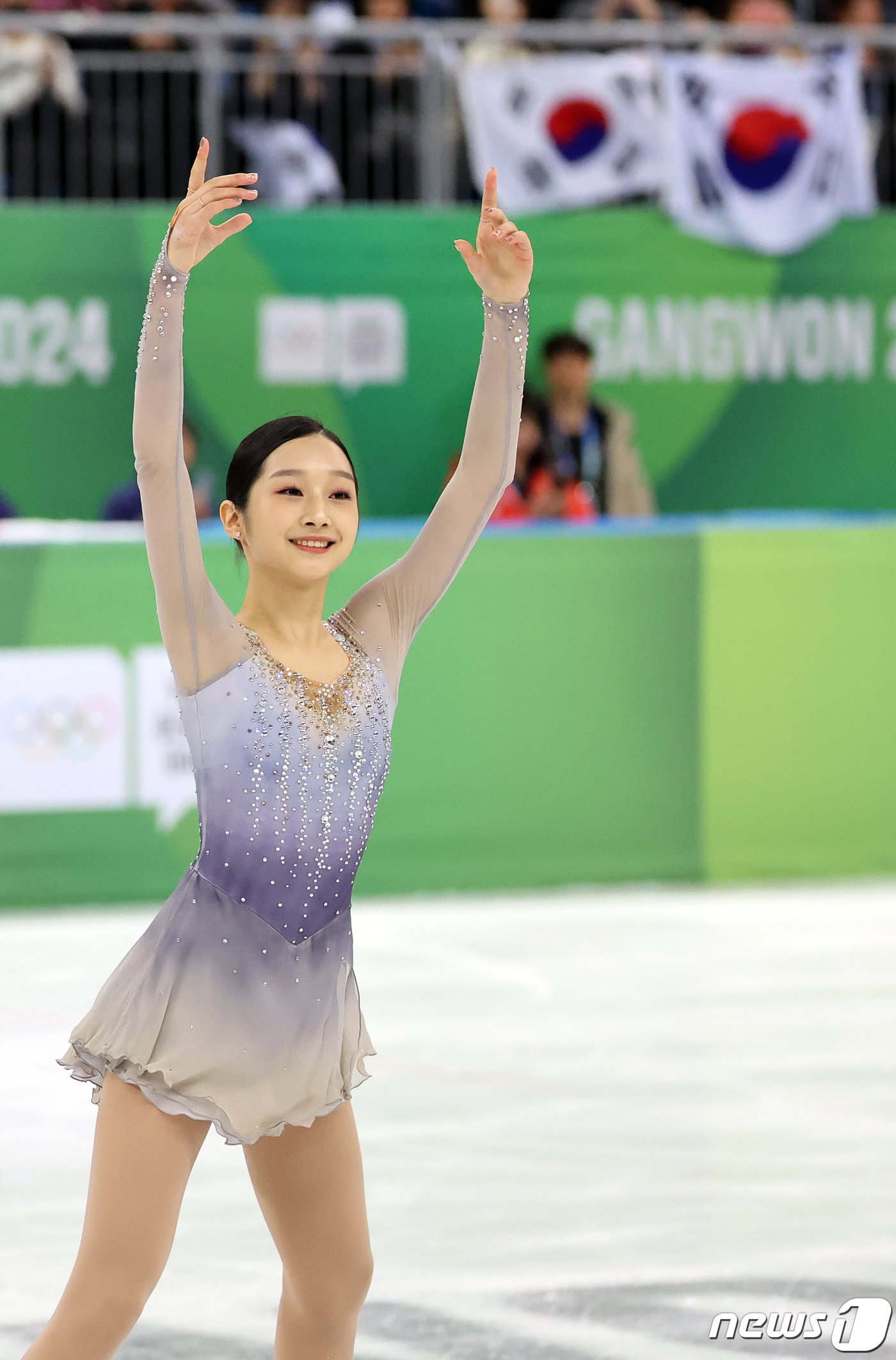 본문 이미지 - 대한민국 피겨의 차세대 간판 신지아가 30일 오후 강원 강릉 올림픽파크 강릉아이스아레나에서 열린 2024 강원동계청소년올림픽 피겨 스케이팅 여자 싱글 프리스케이팅 시상식에 앞서 세리머니를 펼치고 있다. 이날 신지아는 프리 스케이팅에서 125.35점을 얻으며 종합 점수 191.83점을 기록, 일본의 시마다 마오(196.99)에 이어 은메달을 획득했다. 2024.1.30/뉴스1 ⓒ News1 김진환 기자