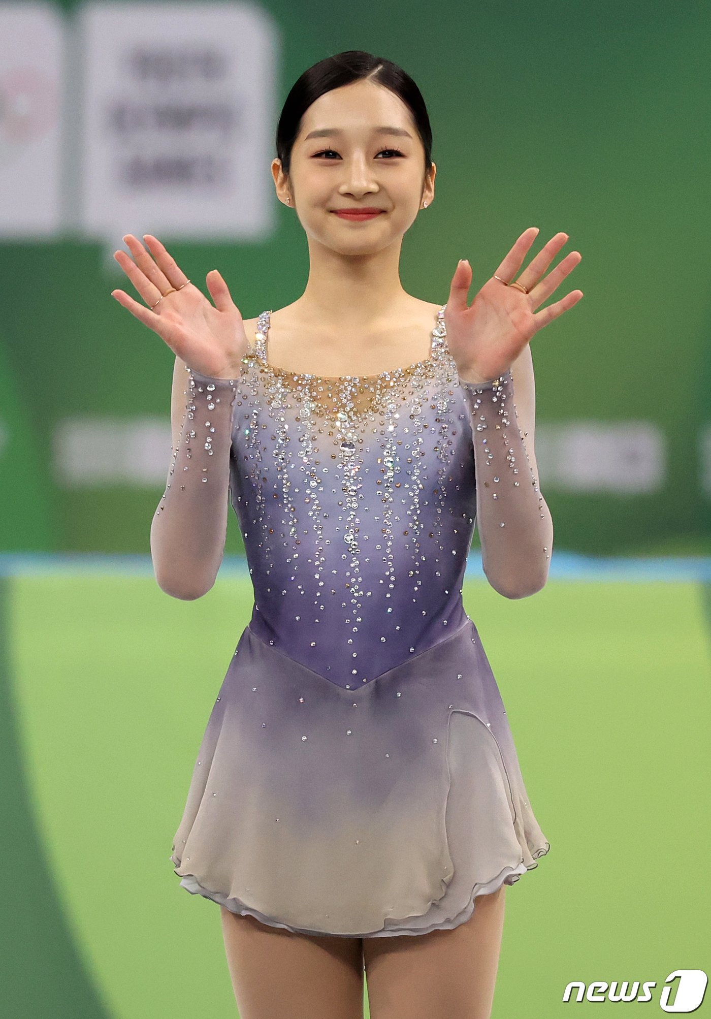 본문 이미지 - 대한민국 피겨의 차세대 간판 신지아가 30일 오후 강원 강릉 올림픽파크 강릉아이스아레나에서 열린 2024 강원동계청소년올림픽 피겨 스케이팅 여자 싱글 프리스케이팅 시상식에서 환한 미소를 지으며 손을 흔들고 있다. 이날 신지아는 프리 스케이팅에서 125.35점을 얻으며 종합 점수 191.83점을 기록, 일본의 시마다 마오(196.99)에 이어 은메달을 획득했다. 2024.1.30/뉴스1 ⓒ News1 김진환 기자