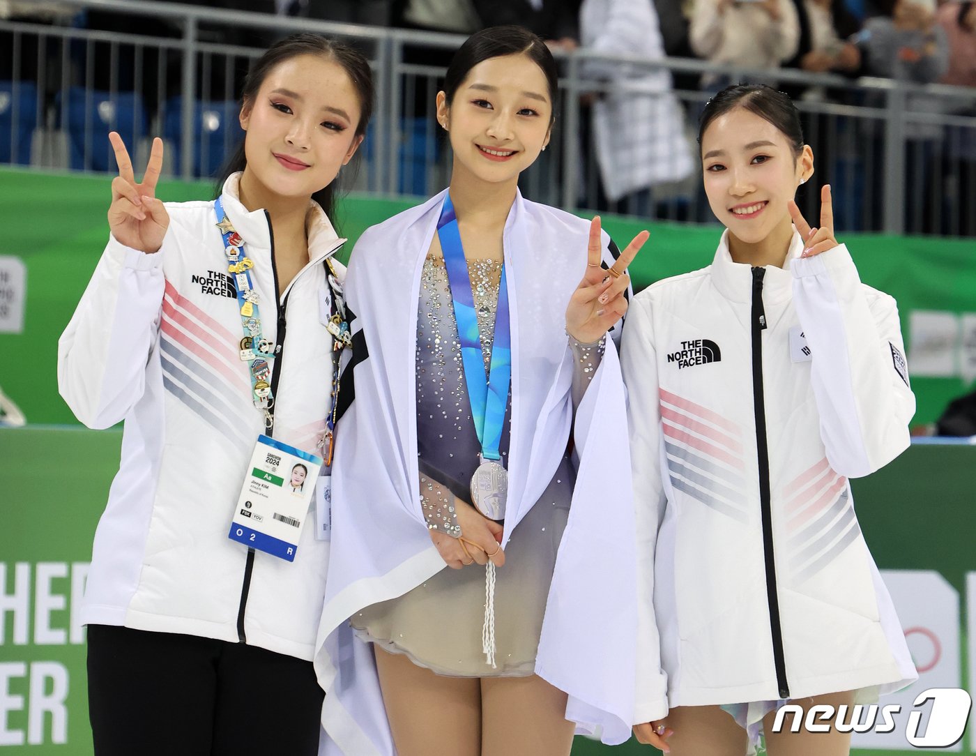 본문 이미지 - 대한민국 피겨의 차세대 간판 신지아가 30일 오후 강원 강릉 올림픽파크 강릉아이스아레나에서 열린 2024 강원동계청소년올림픽 피겨 스케이팅 여자 싱글 프리스케이팅 시상식을 마친 뒤 아이스댄스 김지니, 김유성(오른쪽)과 기념 촬영을 하고 있다. 이날 신지아는 프리 스케이팅에서 125.35점을 얻으며 종합 점수 191.83점을 기록, 일본의 시마다 마오(196.99)에 이어 은메달을 획득했다. 2024.1.30/뉴스1 ⓒ News1 김진환 기자