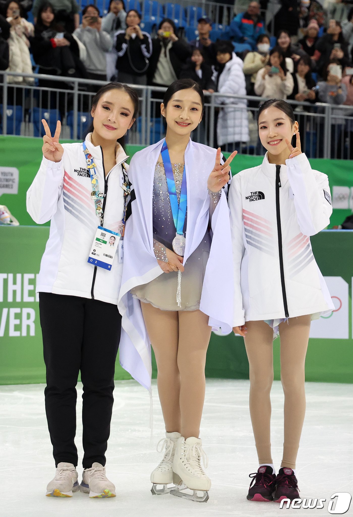 본문 이미지 - 대한민국 피겨의 차세대 간판 신지아가 30일 오후 강원 강릉 올림픽파크 강릉아이스아레나에서 열린 2024 강원동계청소년올림픽 피겨 스케이팅 여자 싱글 프리스케이팅 시상식을 마친 뒤 아이스댄스 김지니, 김유성(오른쪽)과 기념 촬영을 하고 있다. 이날 신지아는 프리 스케이팅에서 125.35점을 얻으며 종합 점수 191.83점을 기록, 일본의 시마다 마오(196.99)에 이어 은메달을 획득했다. 2024.1.30/뉴스1 ⓒ News1 김진환 기자
