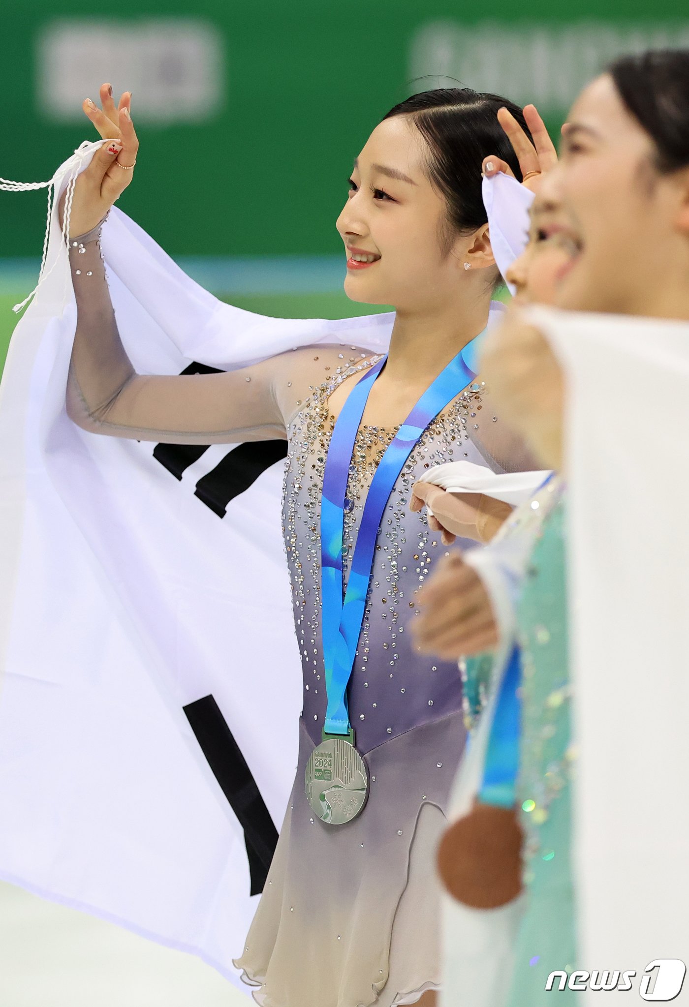 본문 이미지 - 대한민국 피겨의 차세대 간판 신지아가 30일 오후 강원 강릉 올림픽파크 강릉아이스아레나에서 열린 2024 강원동계청소년올림픽 피겨 스케이팅 여자 싱글 프리스케이팅 시상식을 마친 뒤 관중석 팬들에게 인사하고 있다. 이날 신지아는 프리 스케이팅에서 125.35점을 얻으며 종합 점수 191.83점을 기록, 일본의 시마다 마오(196.99)에 이어 은메달을 획득했다. 2024.1.30/뉴스1 ⓒ News1 김진환 기자